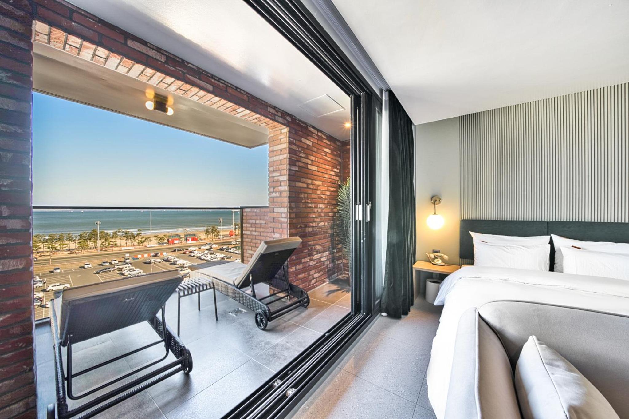 Premium Double Room with Terrace and Sea View - Photo 15