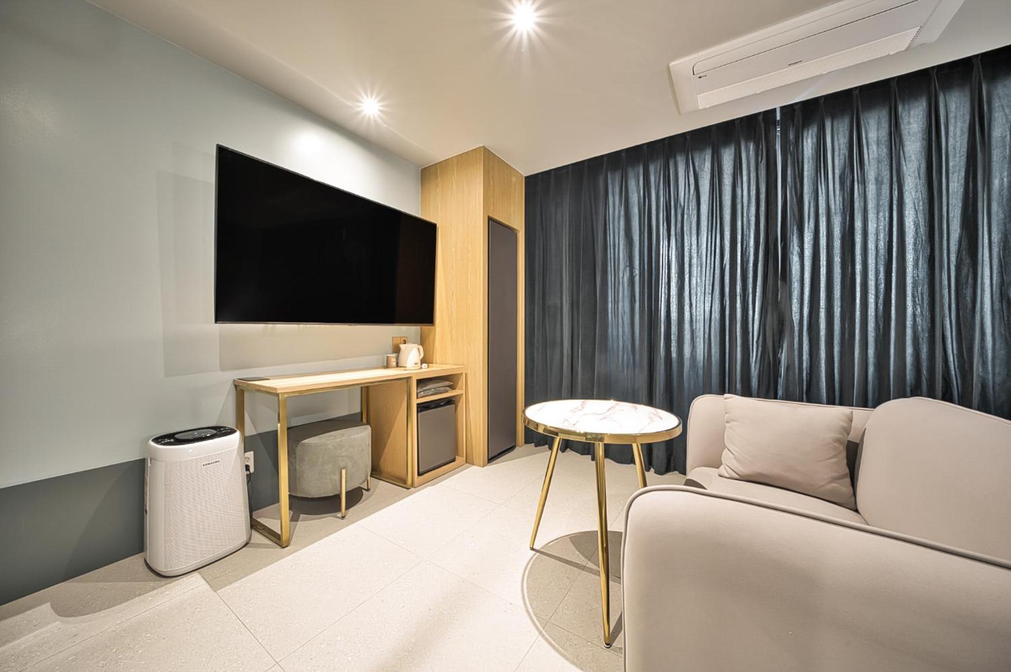 Premium Double Room with Terrace and Sea View - Photo 13