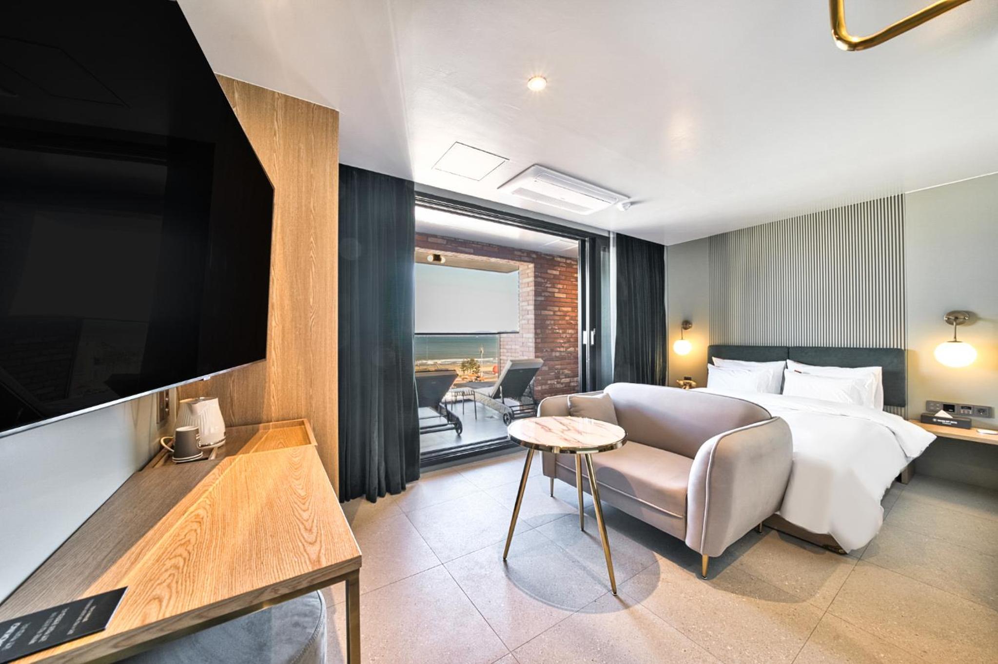 Premium Double Room with Terrace and Sea View - Photo 11