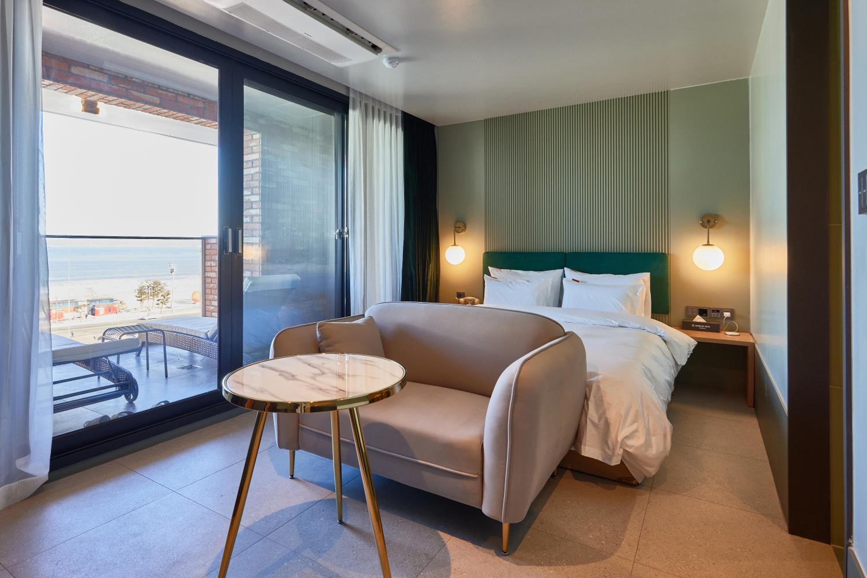 Premium Double Room with Terrace and Sea View - Photo 18