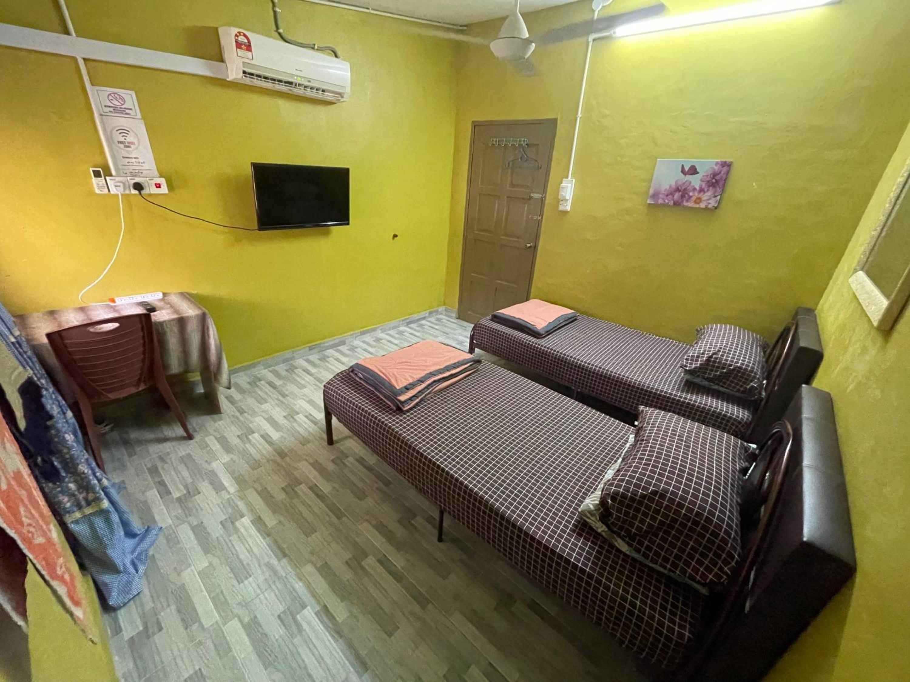 Economy Twin Room photo 3