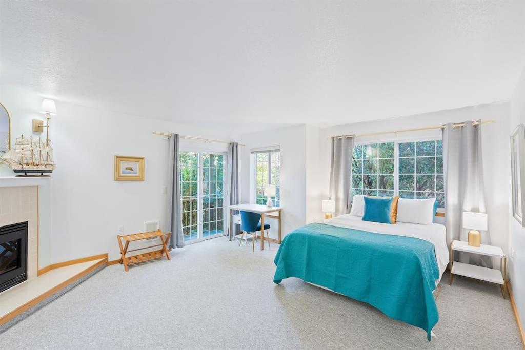 Three-Bedroom House - Photo 25