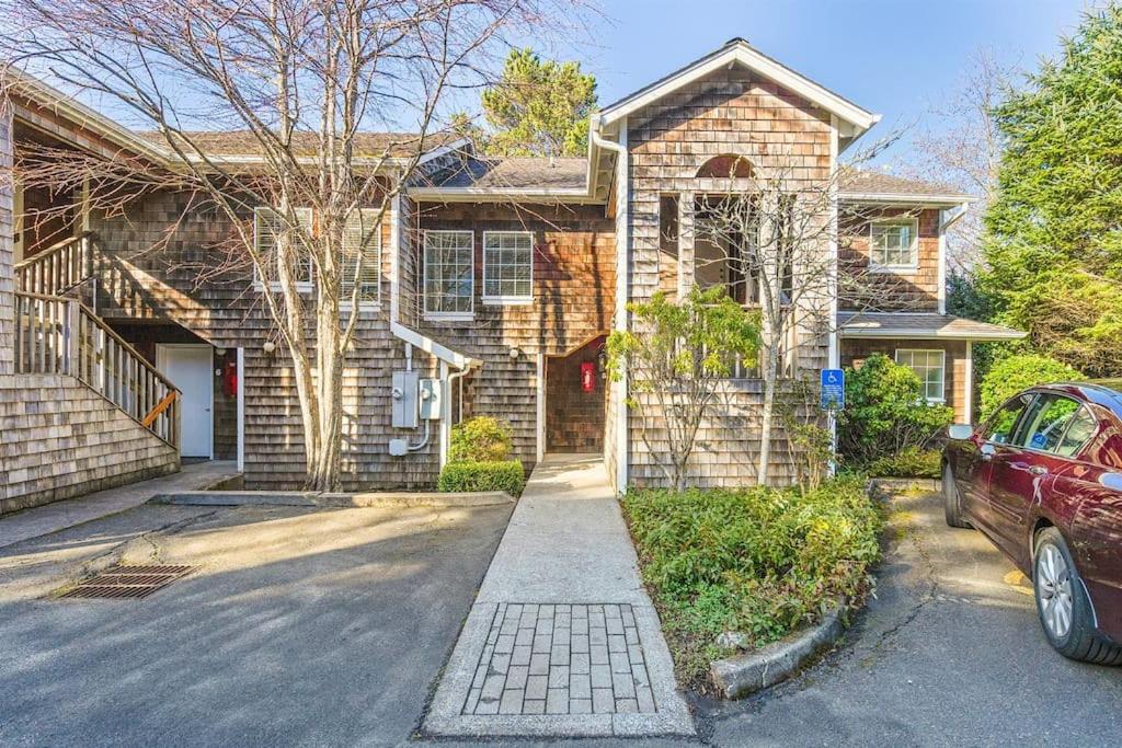 Three-Bedroom House - Photo 29