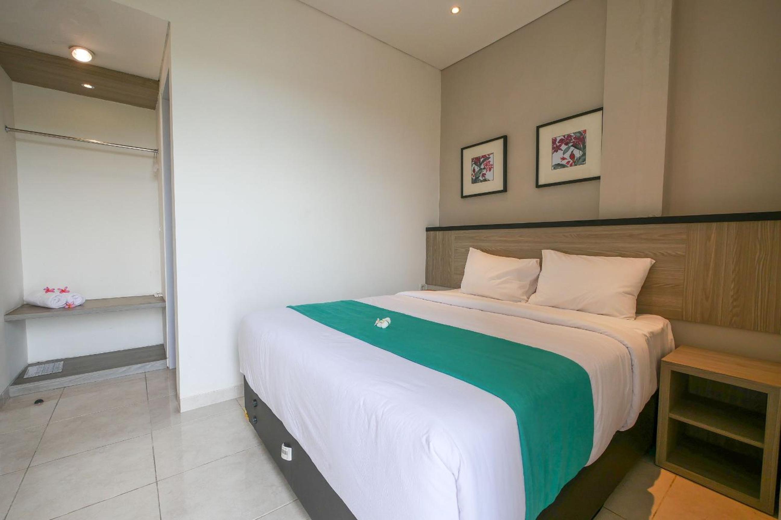 Deluxe Room with Balcony and Street View - Photo 1