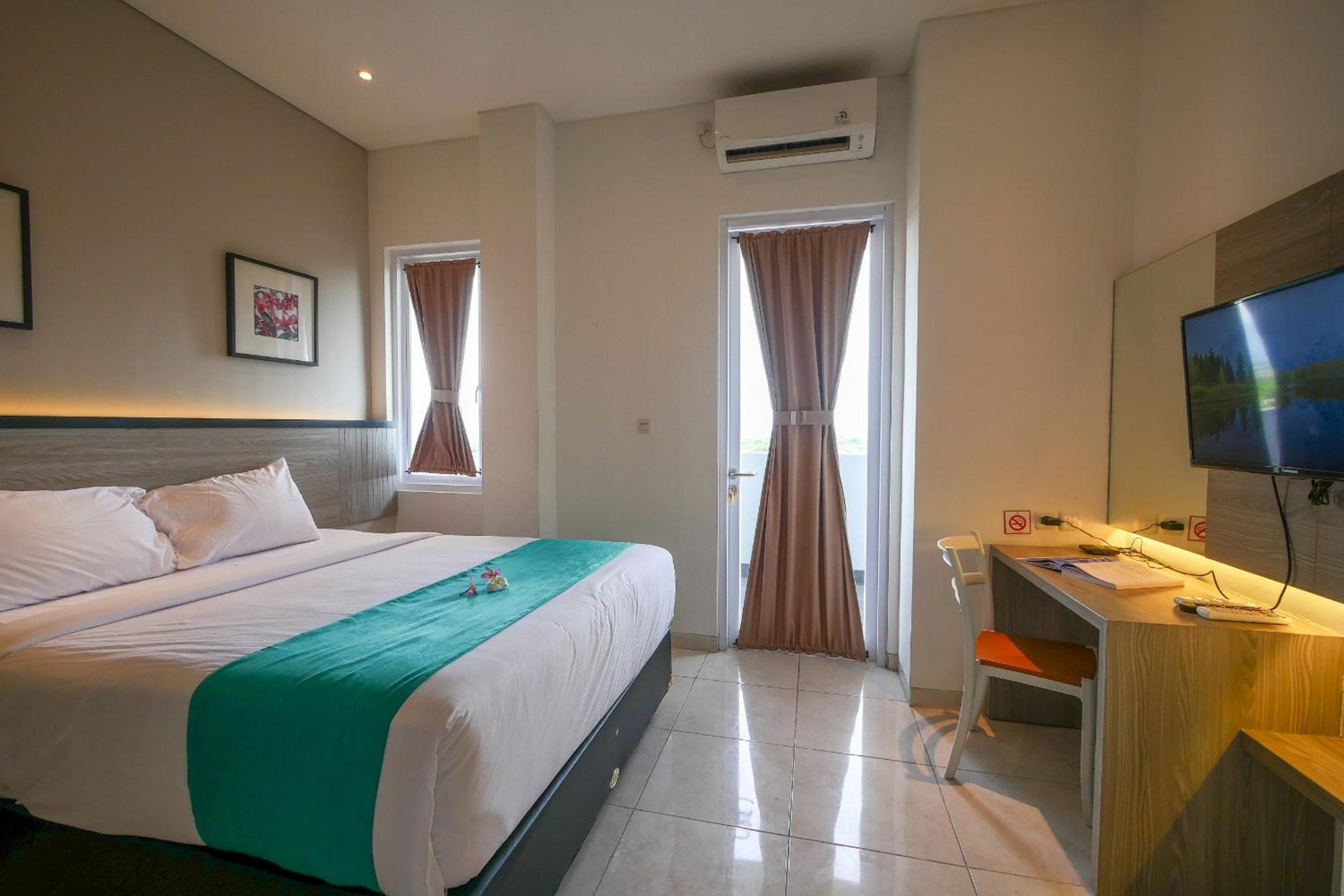 Deluxe Room with Balcony and Street View - Photo 3