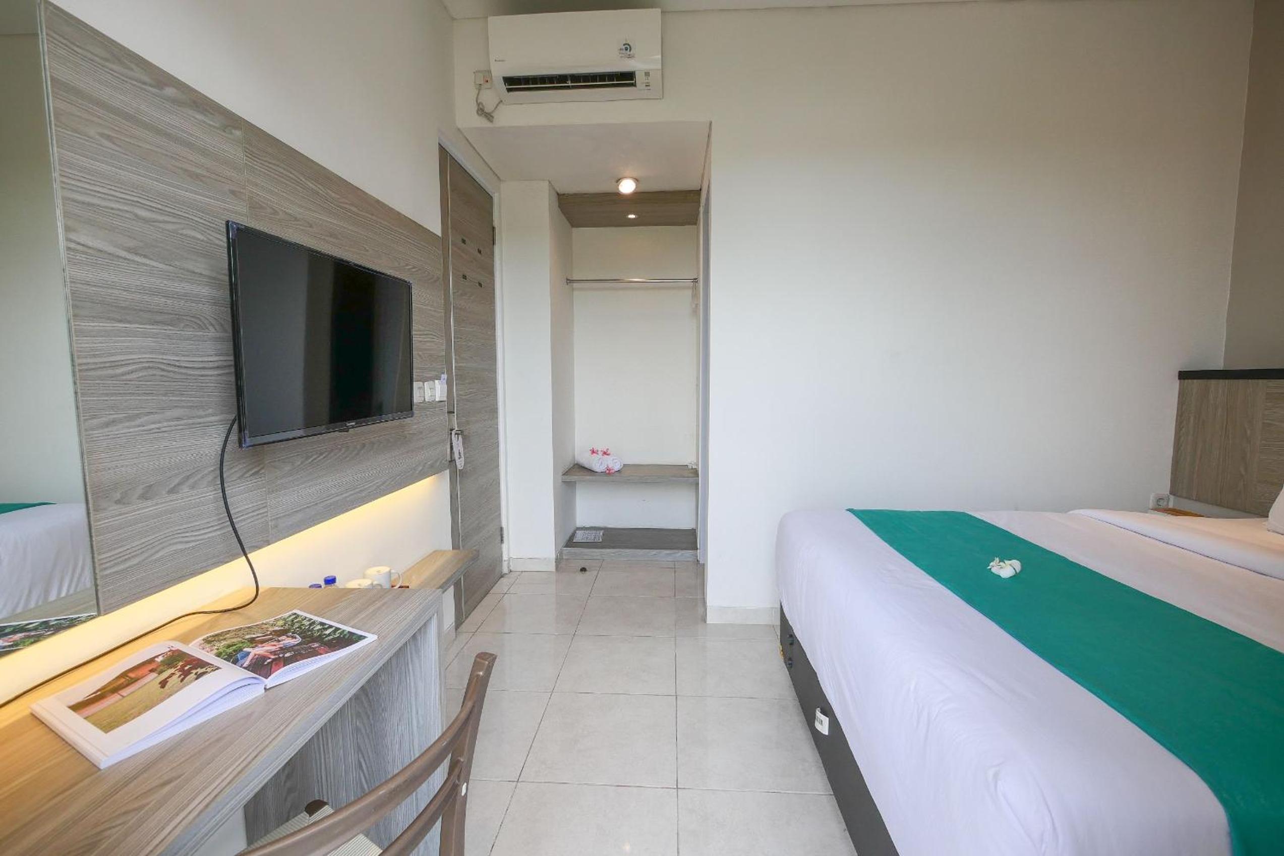 Deluxe Room with Balcony and Street View - Photo 4