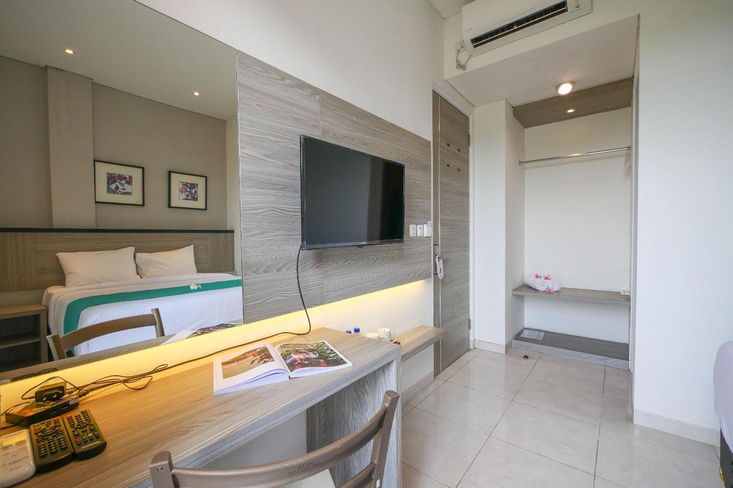 Deluxe Room with Balcony and Street View - Photo 5