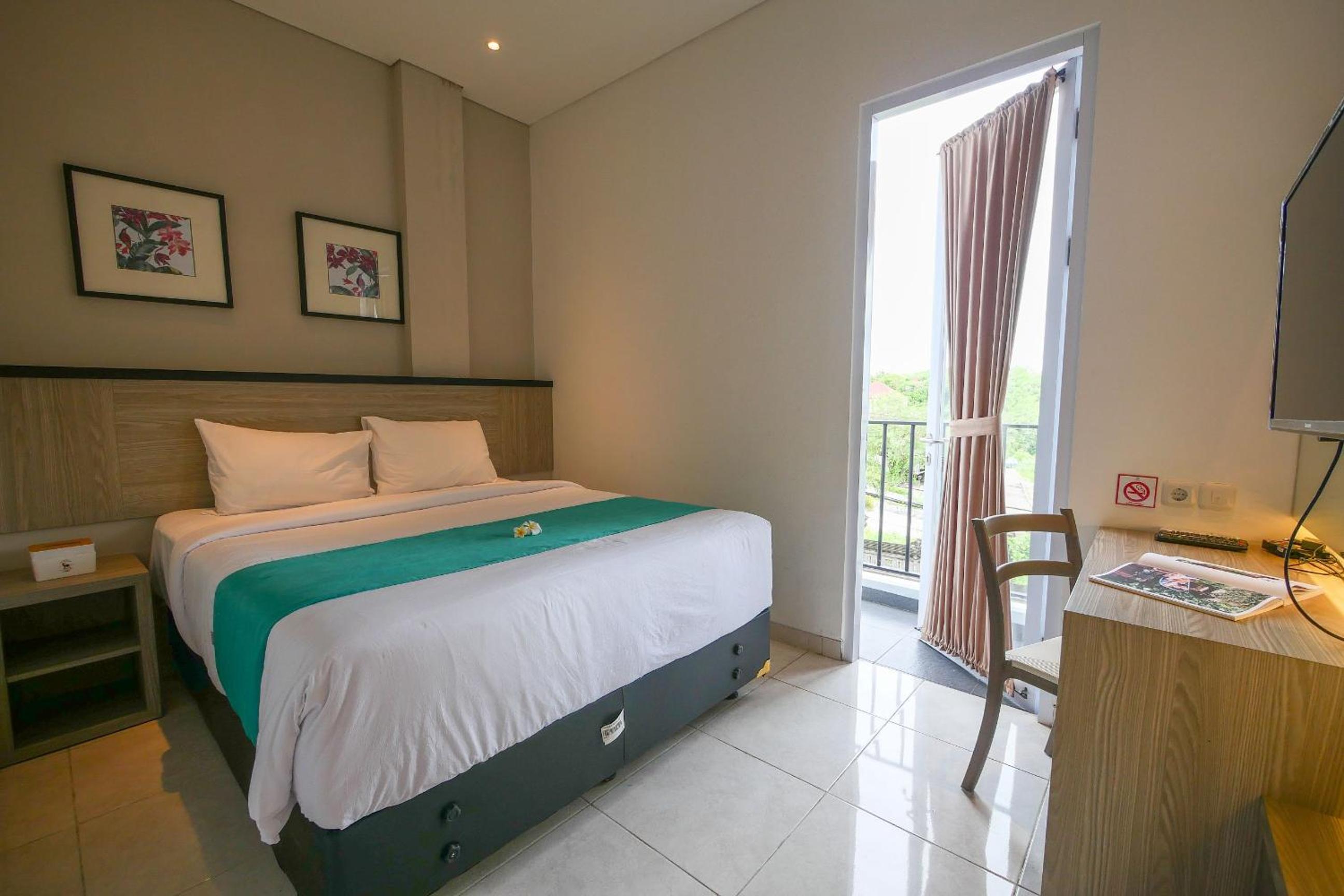 Deluxe Room with Balcony and Street View - Photo 2
