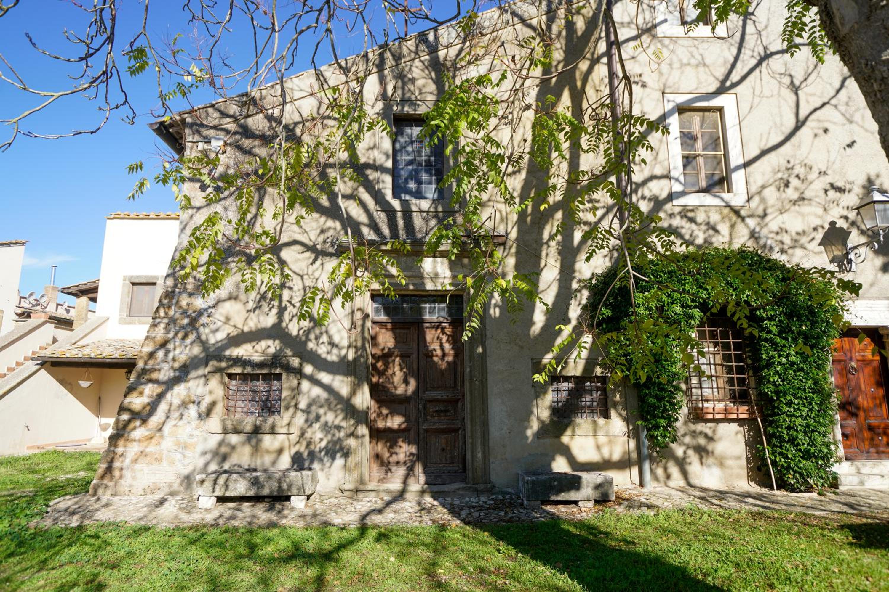 Five-Bedroom House photo 2