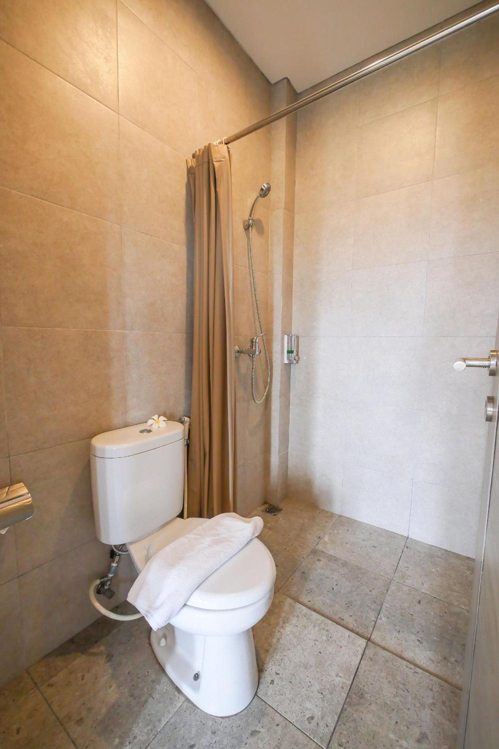 Deluxe Room with Balcony and Street View - Photo 6