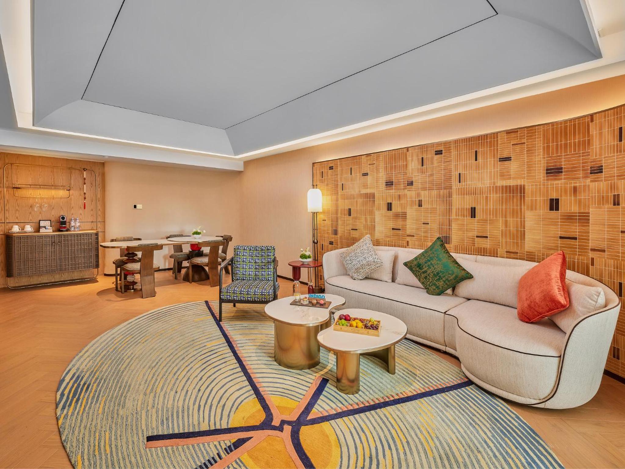 One-Bedroom Suite - Photo 3