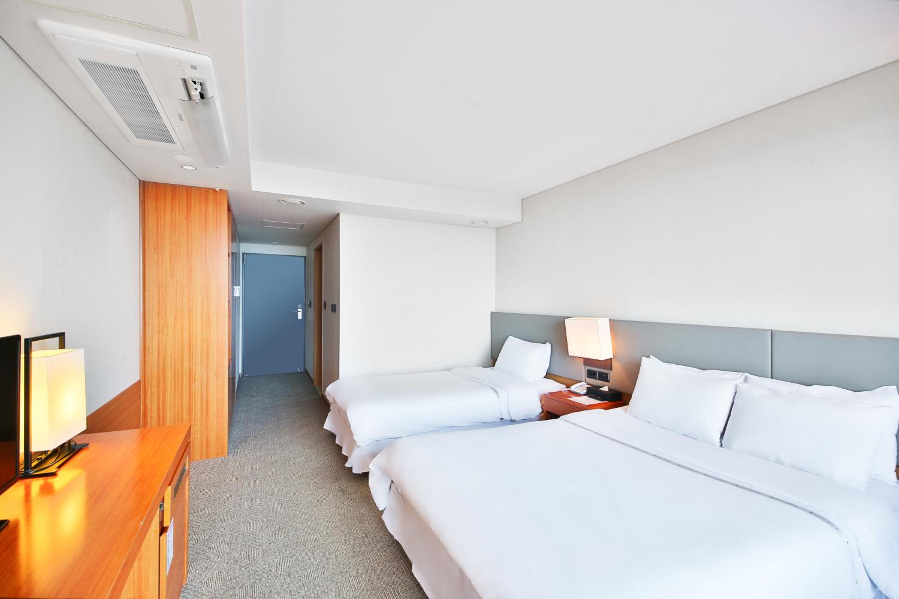 Premium Twin Room with Ocean View photo 2