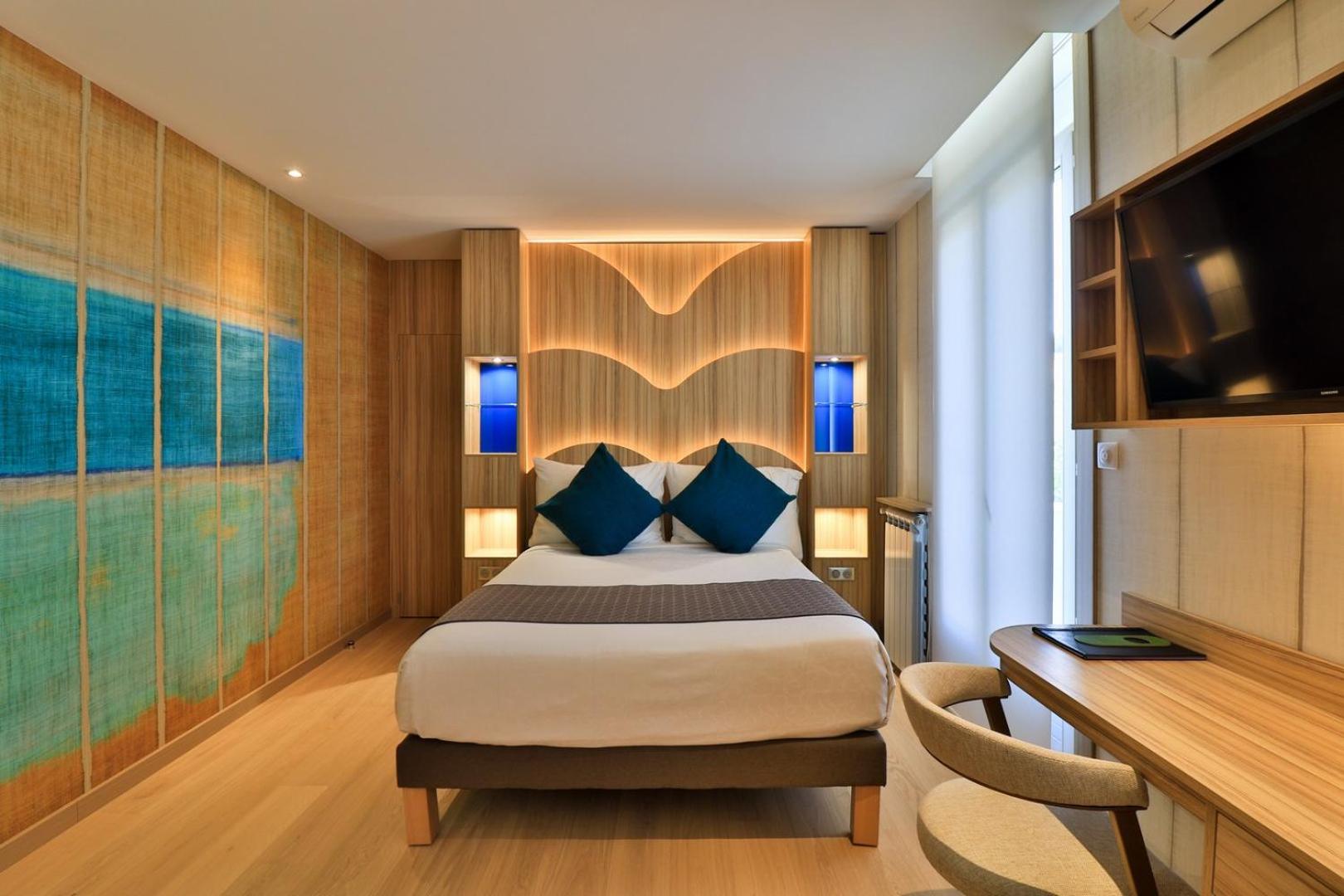 Deluxe Queen Room with Two Queen Beds - Photo 2