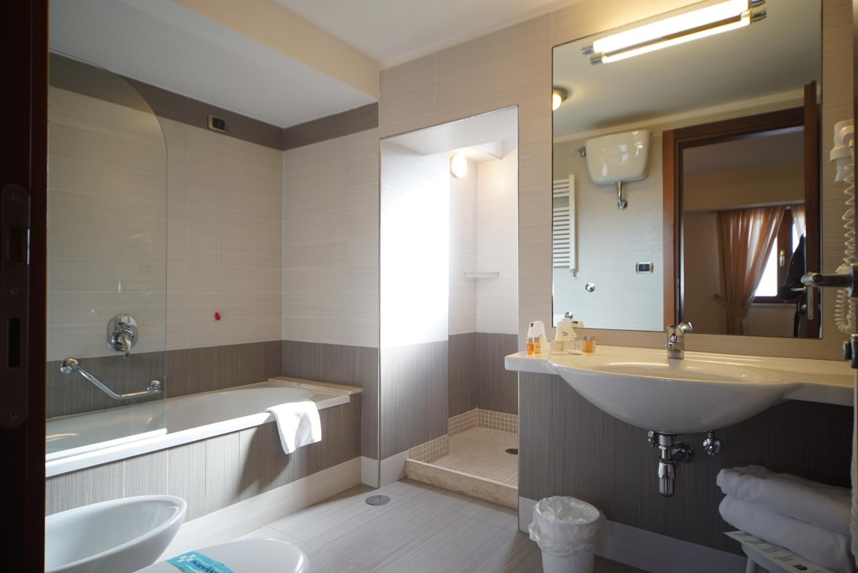 Suite Room - Photo 4