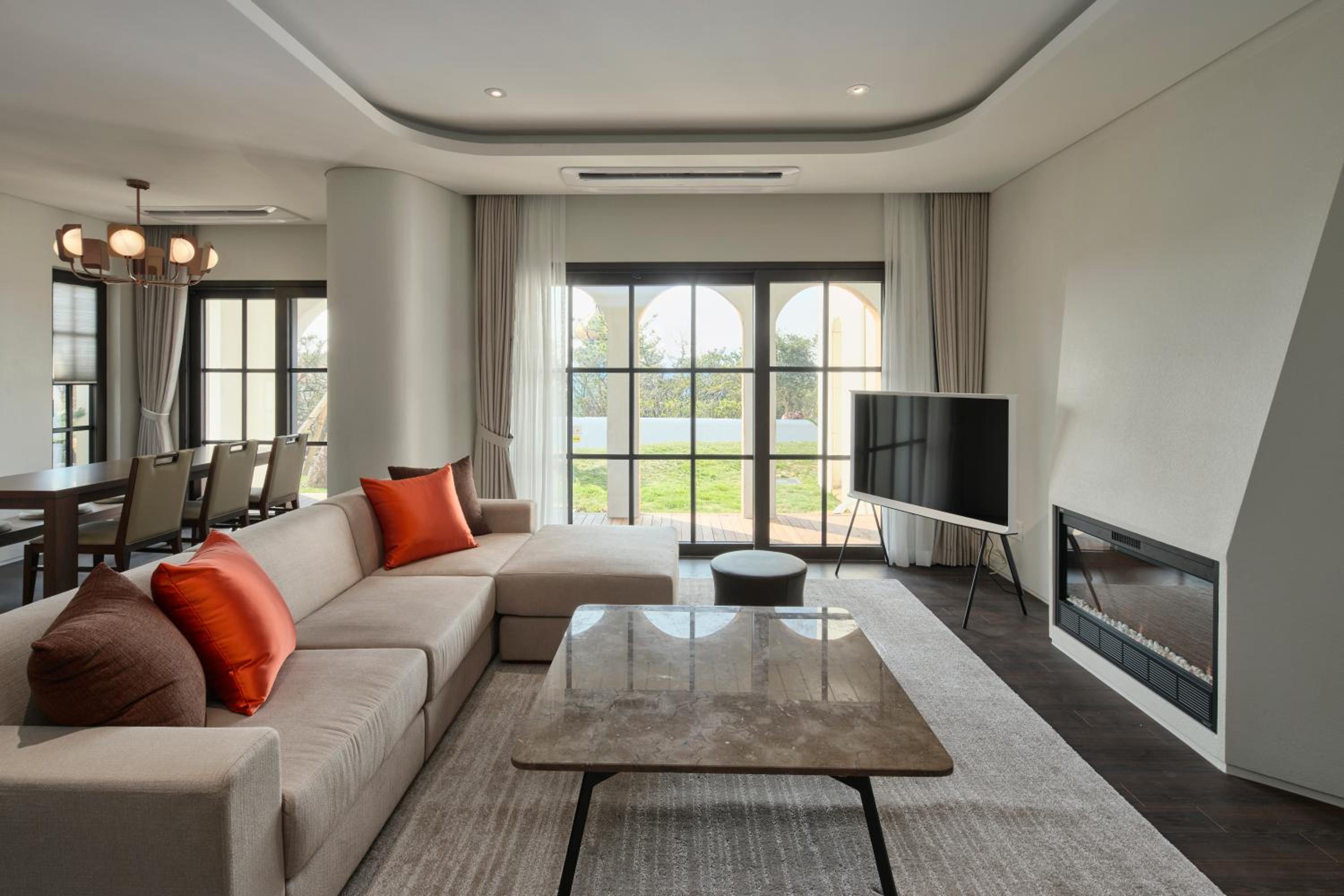 Deluxe Suite - A - Photo 2