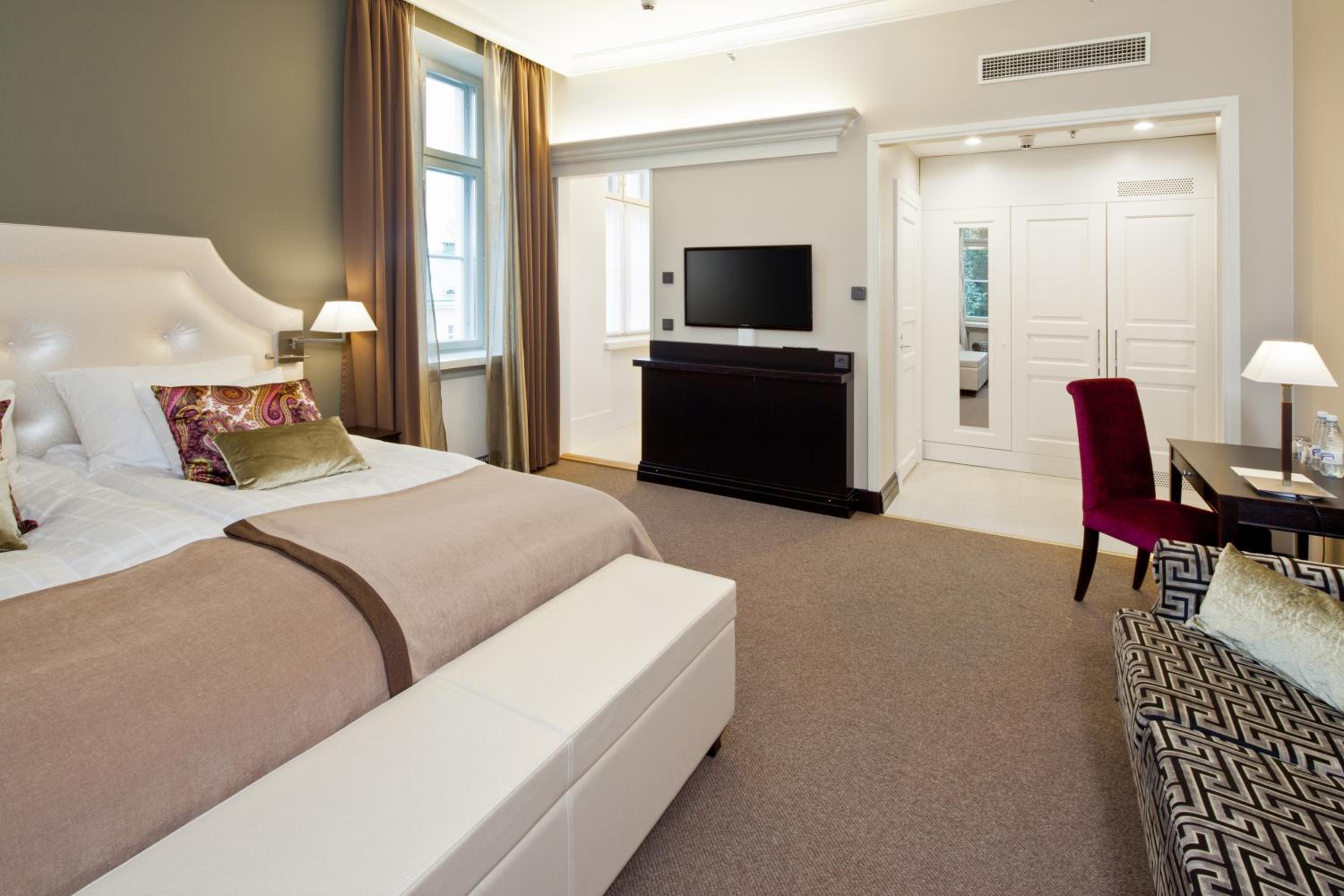 Superior King Room - Castle Building - Photo 6