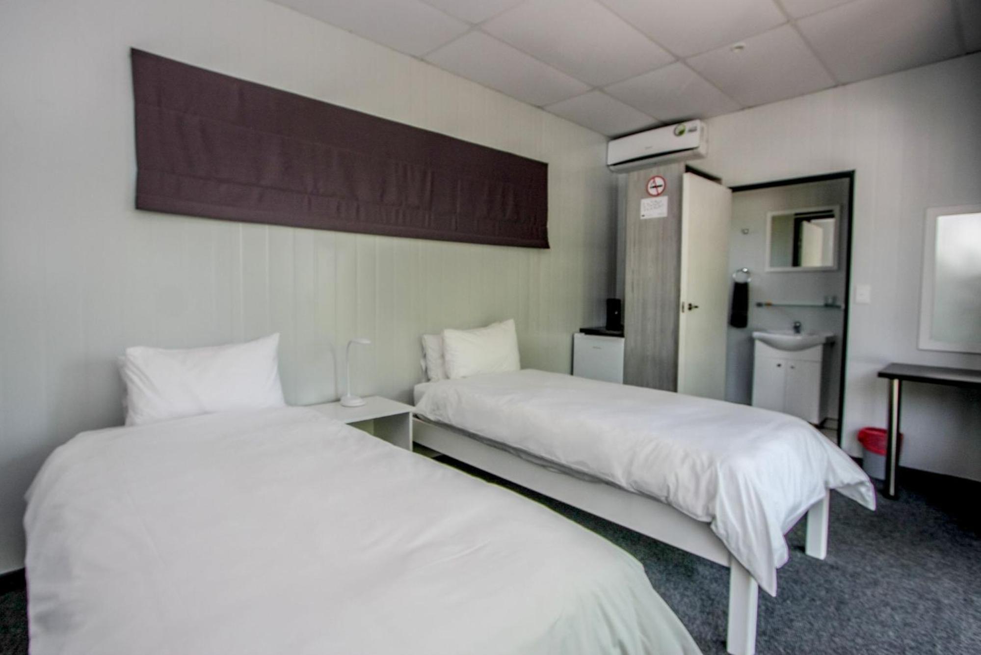 Twin Room - Photo 10
