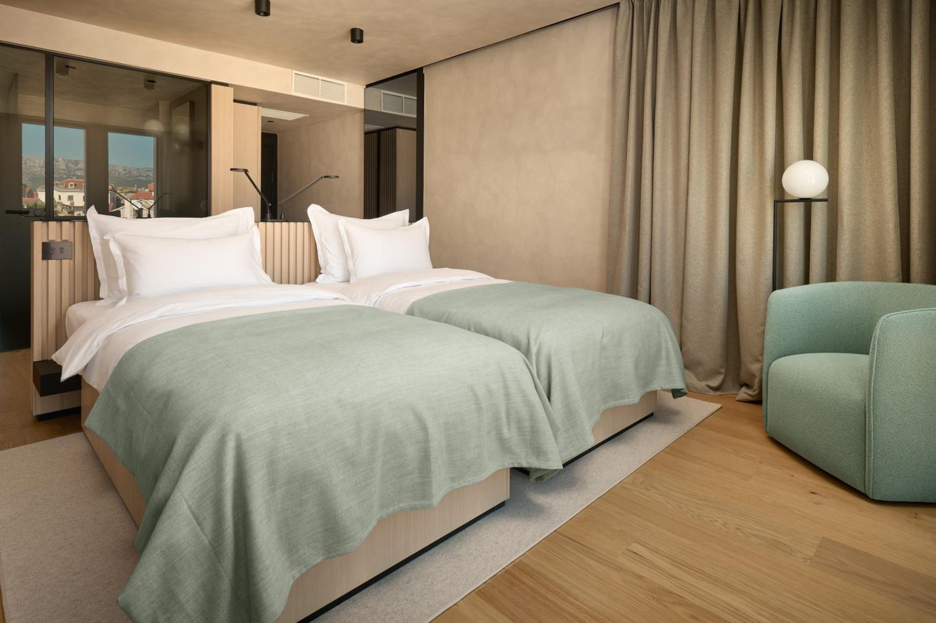 Superior Twin Room with City View - Photo 2