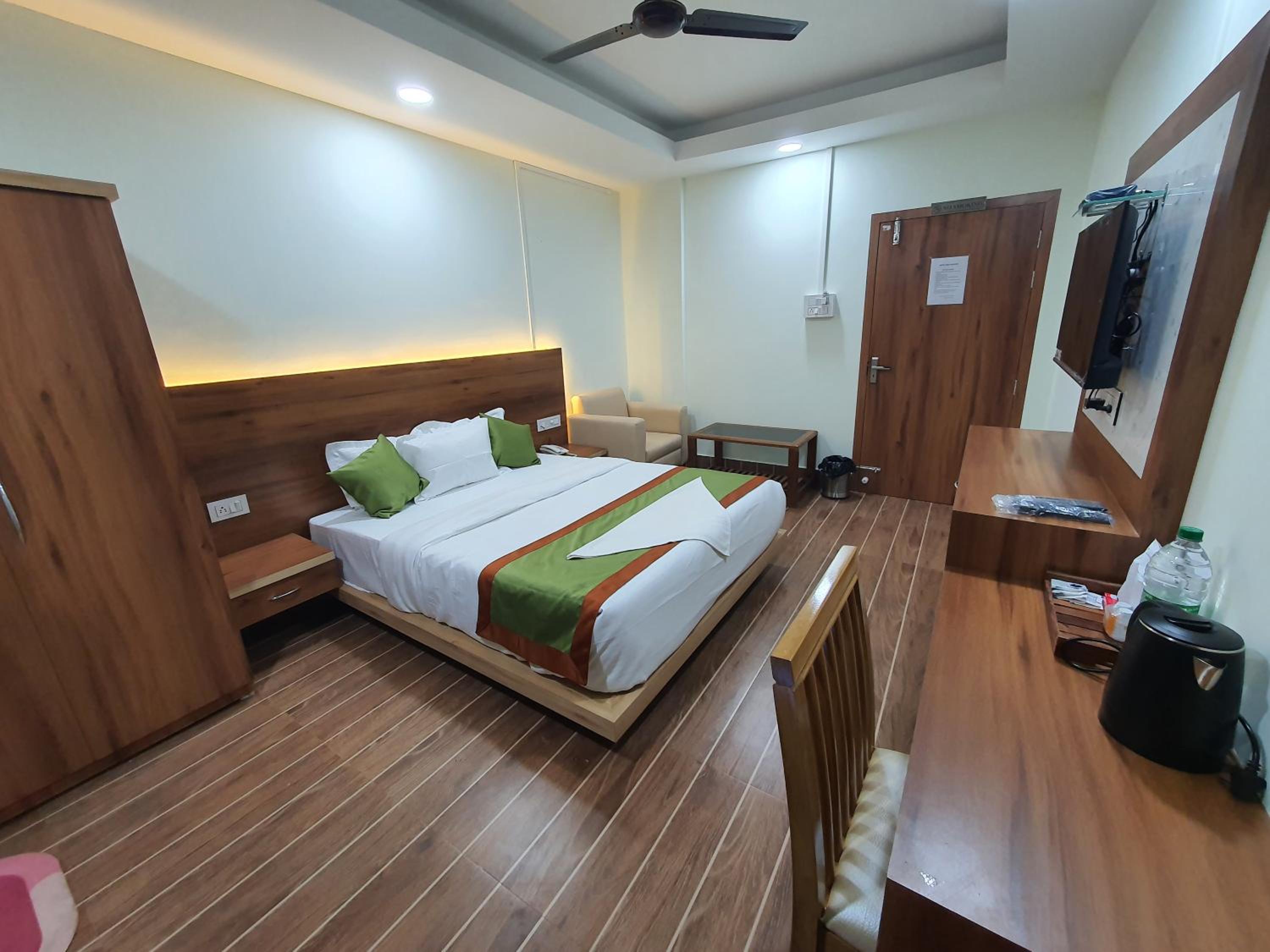 Deluxe Double Room with Balcony - Photo 4