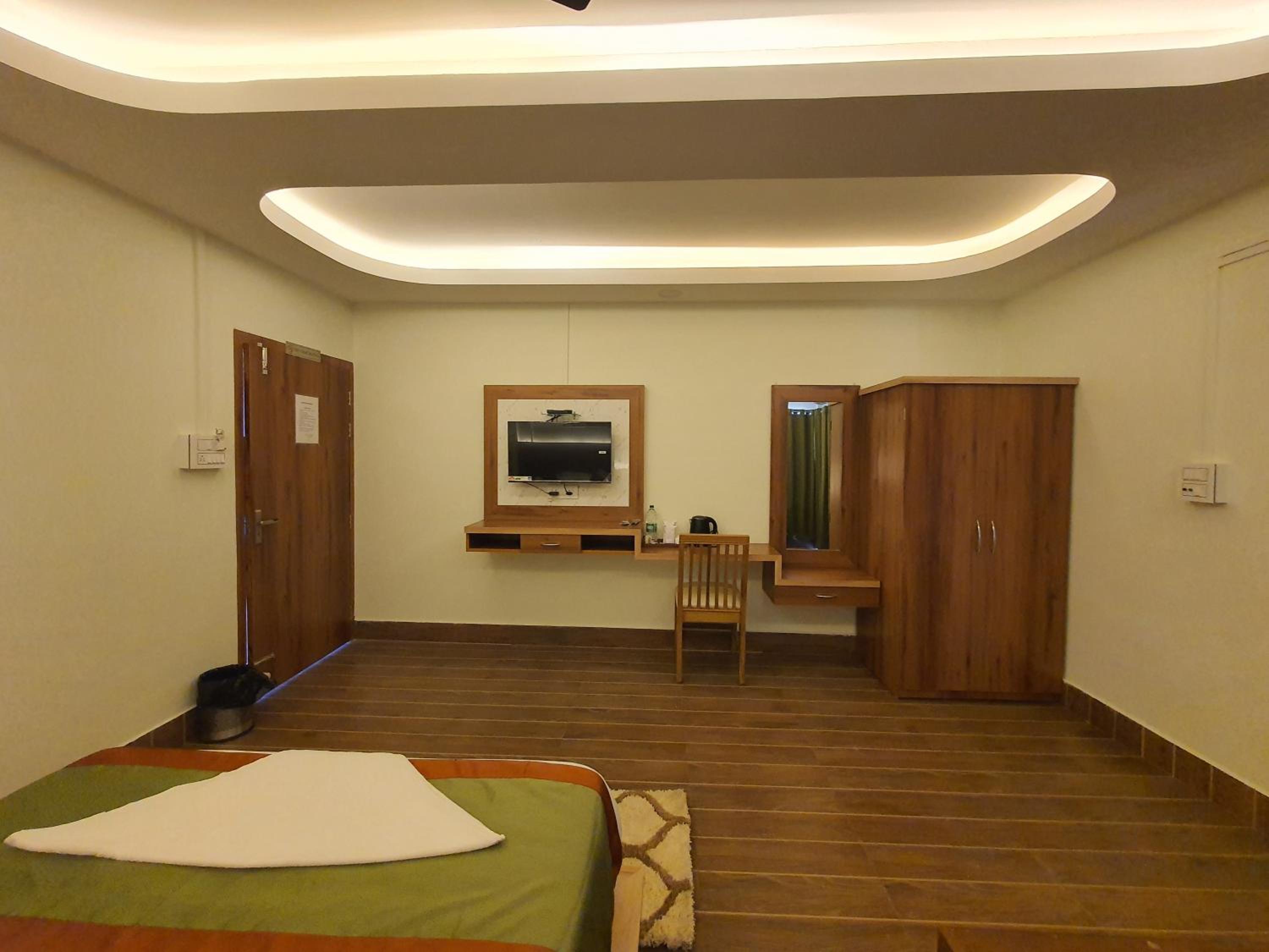 Deluxe Double Room with Balcony - Photo 1