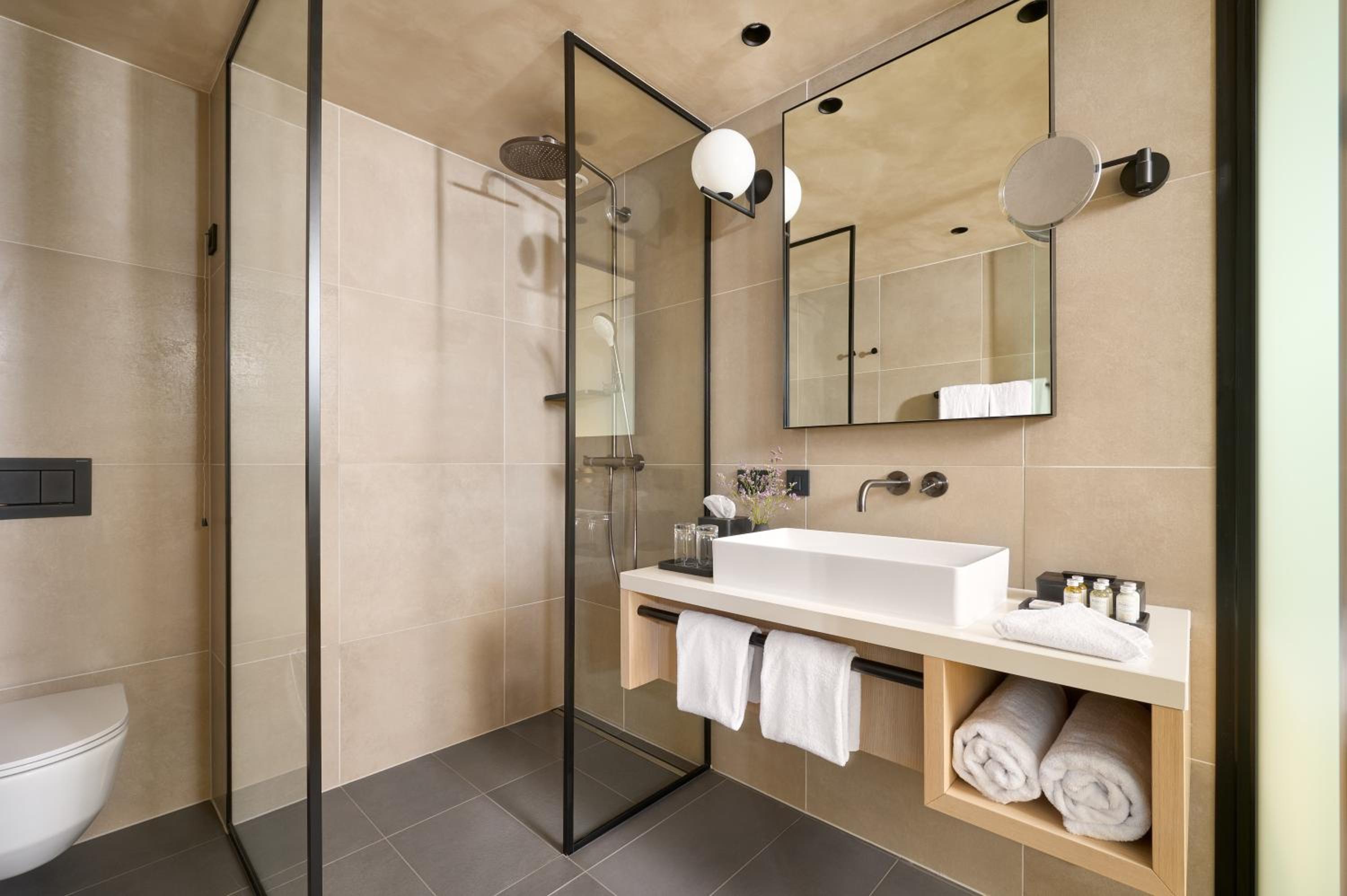 Classic King Room with Street View - Photo 7
