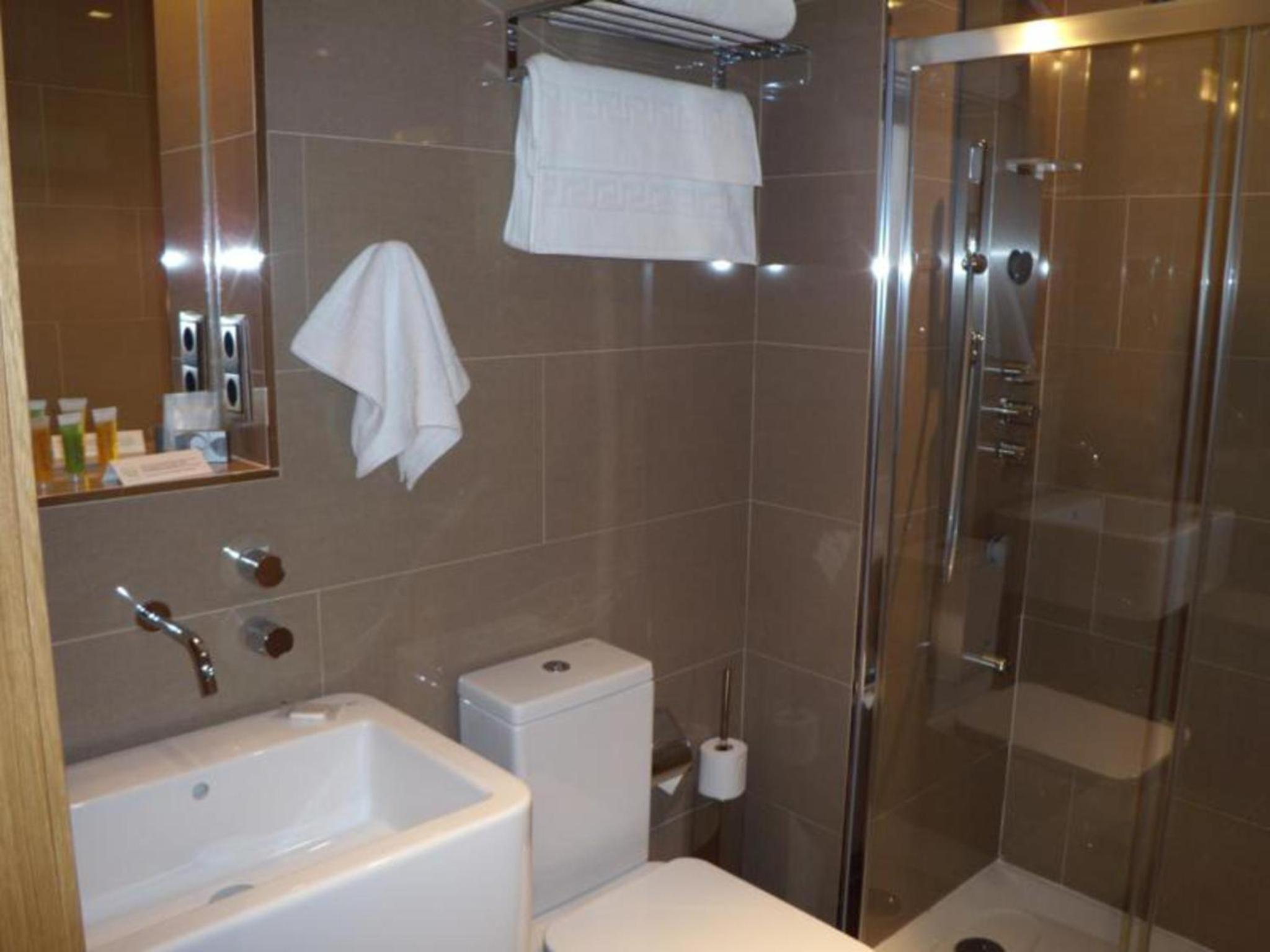 Double or Twin Room - Photo 4