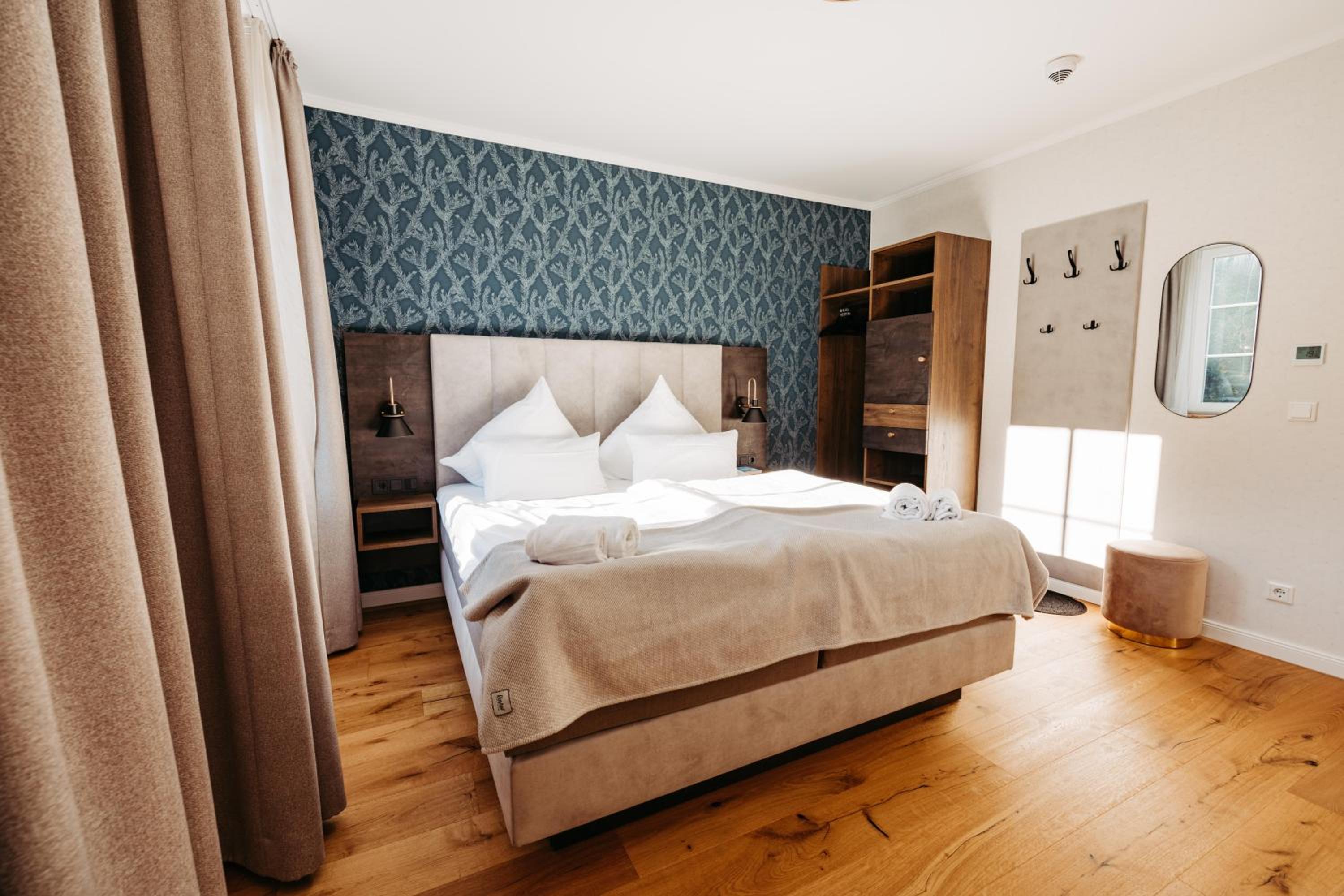 Large Double Room - Photo 1