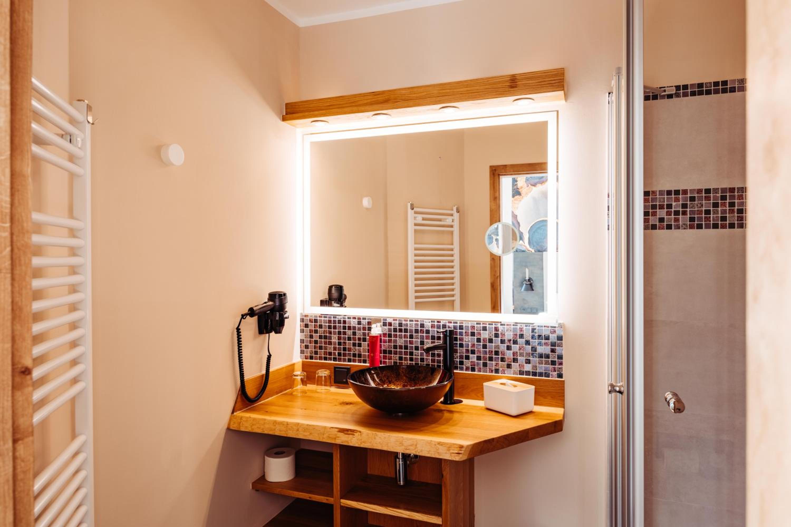 Deluxe King Room - Photo 4