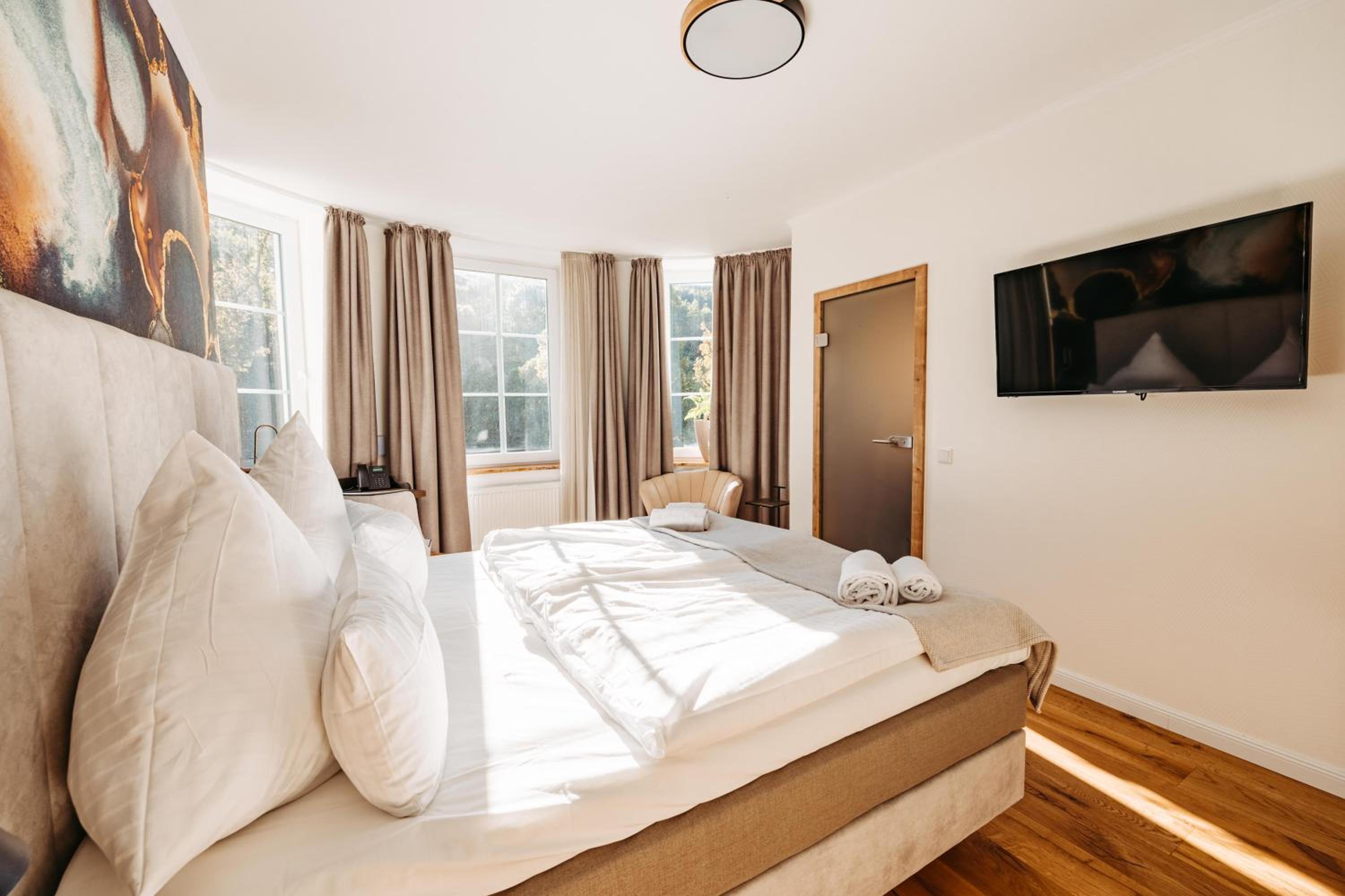 Deluxe King Room - Photo 2