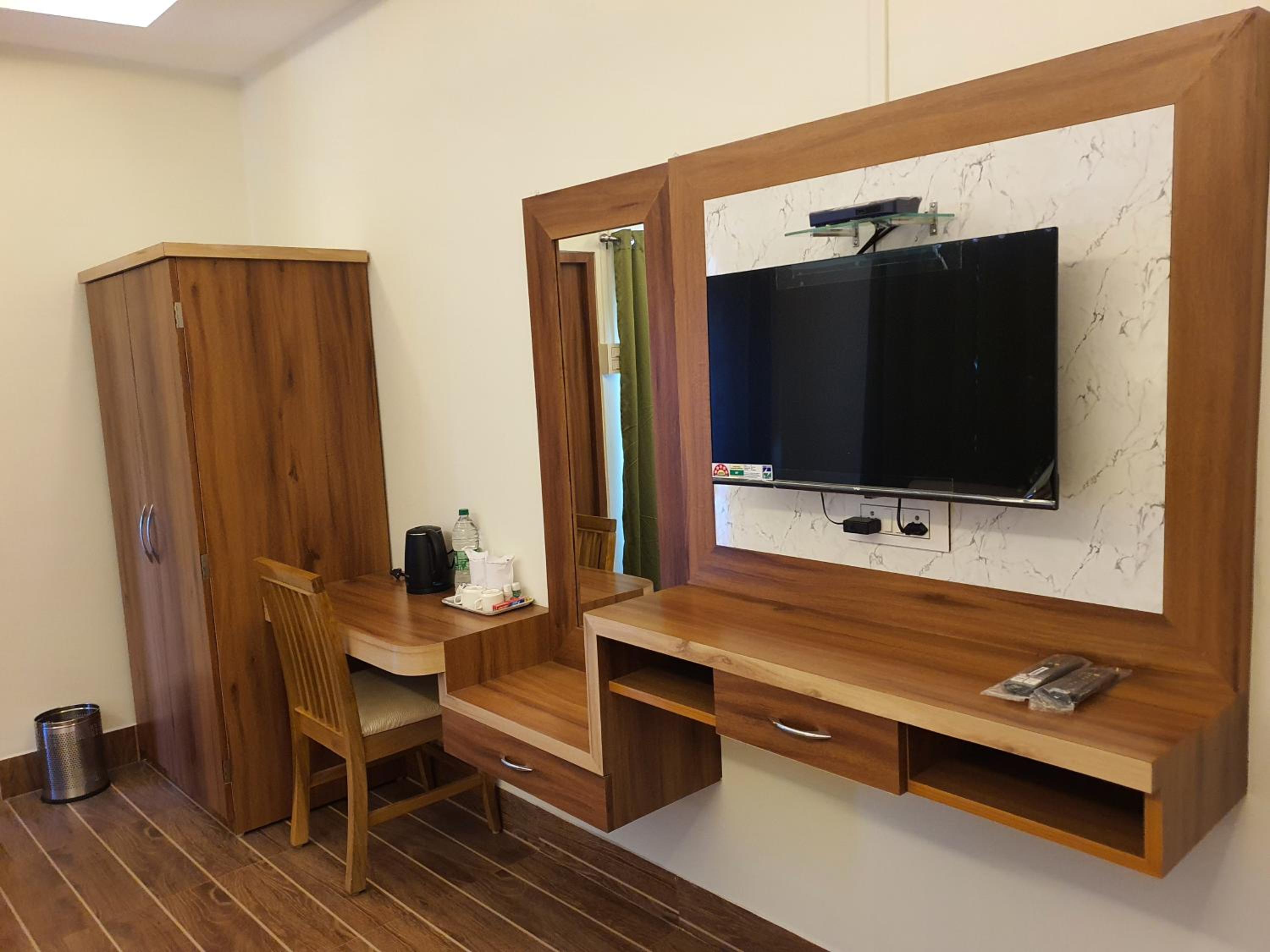 Deluxe Double Room with Balcony - Photo 3