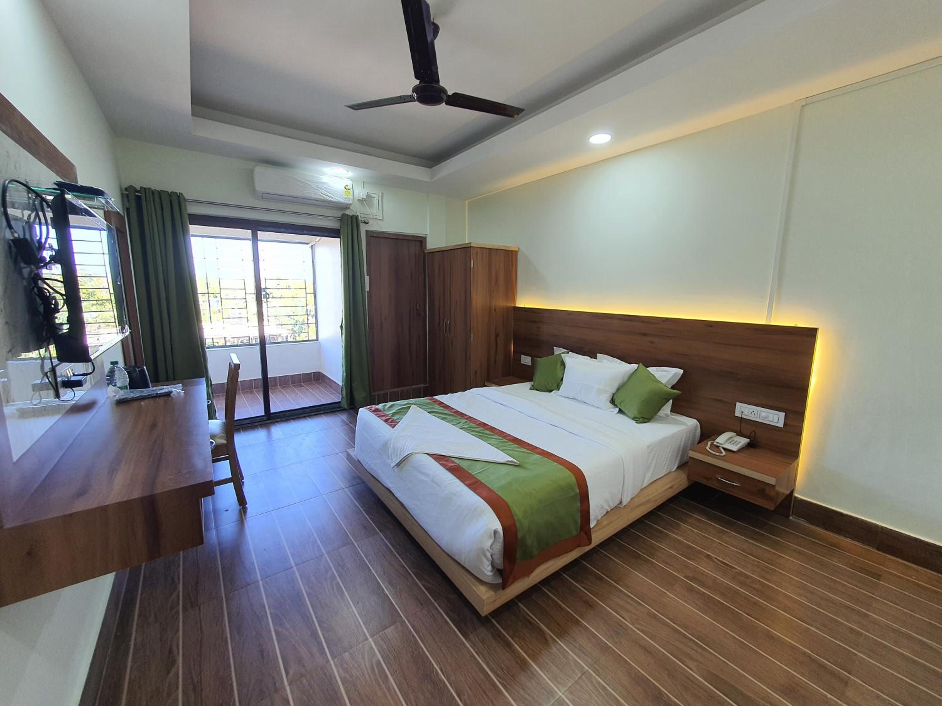 Deluxe Double Room with Balcony - Photo 2