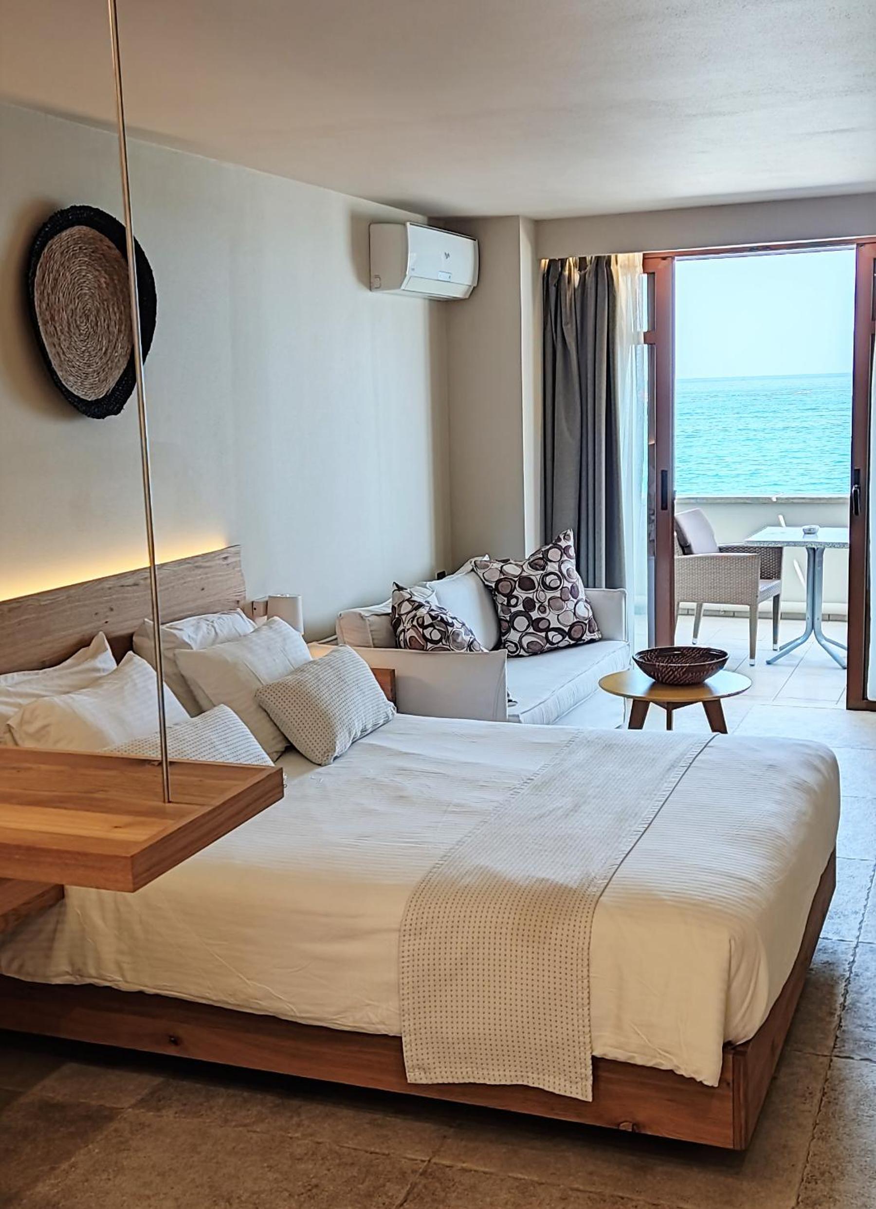 Deluxe Suite with Sea View thumbnail 5