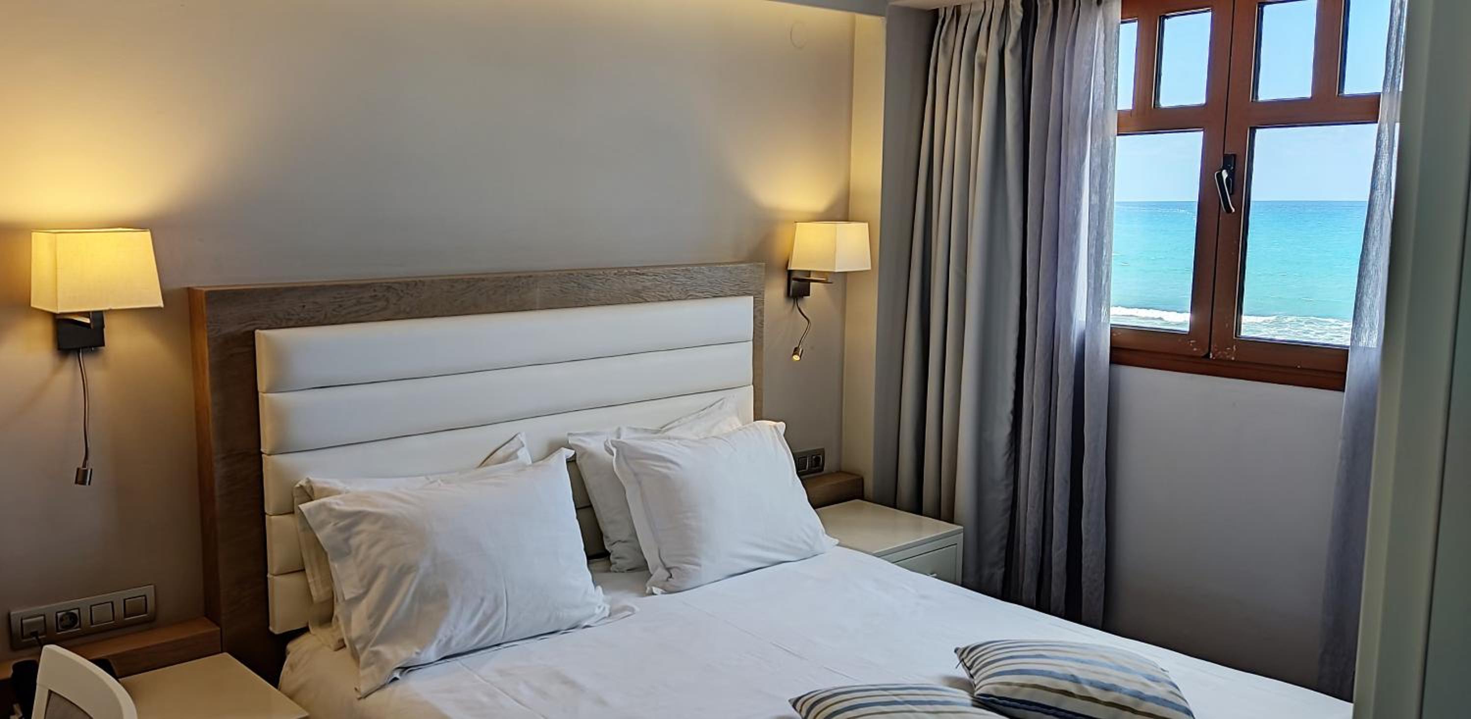Deluxe One-Bedroom Suite with Sea View photo 2