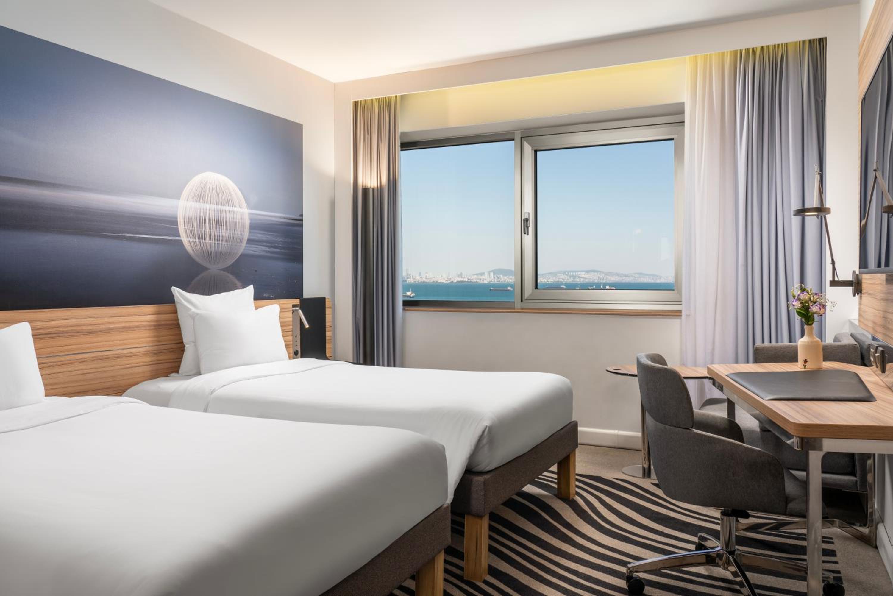 Superior Room with Twin beds and Partial Sea View photo 1