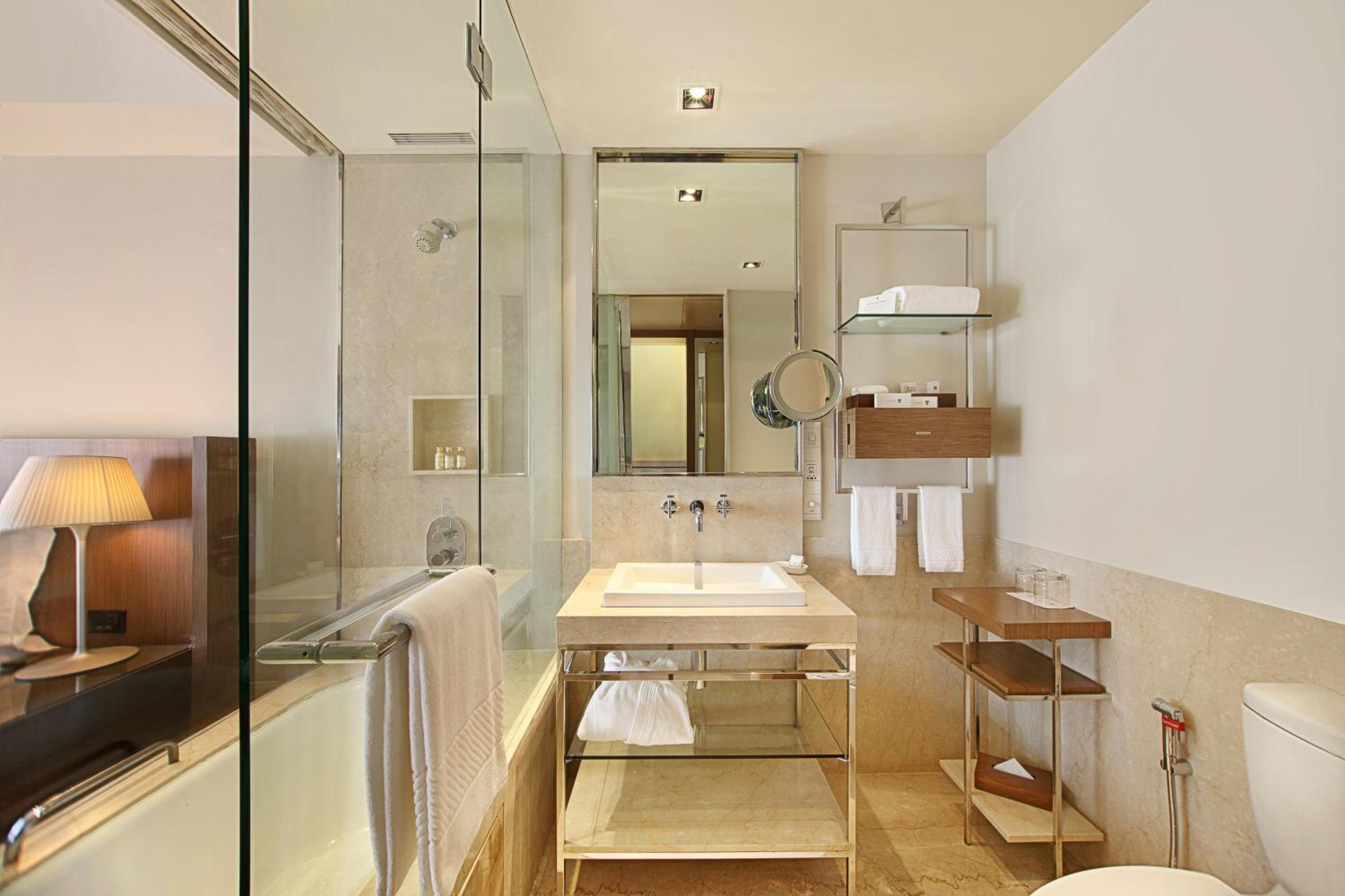 Deluxe Room (King Bed) - Photo 3