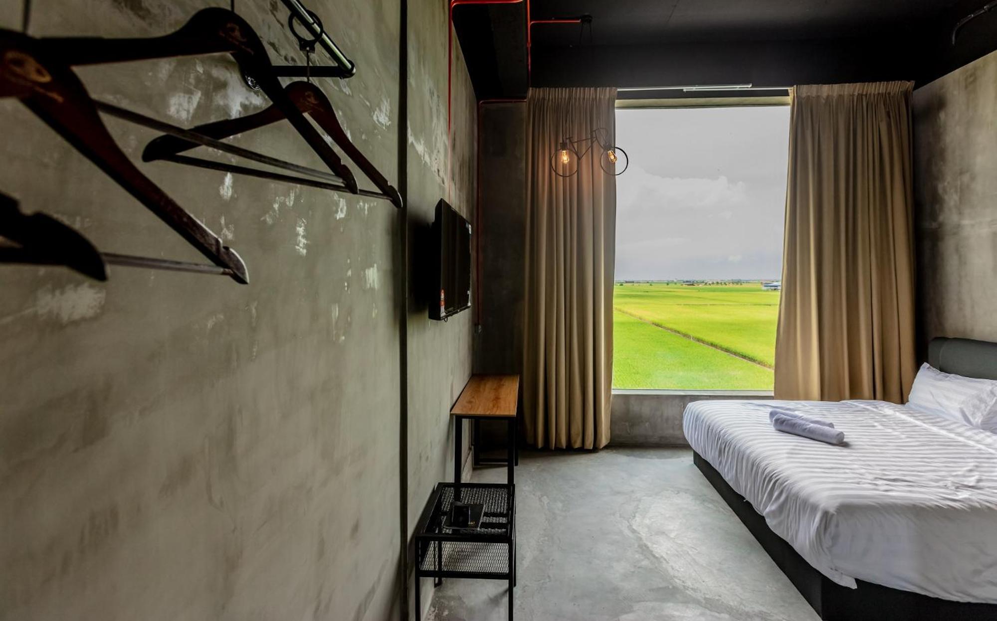 Deluxe King Room - Photo 2