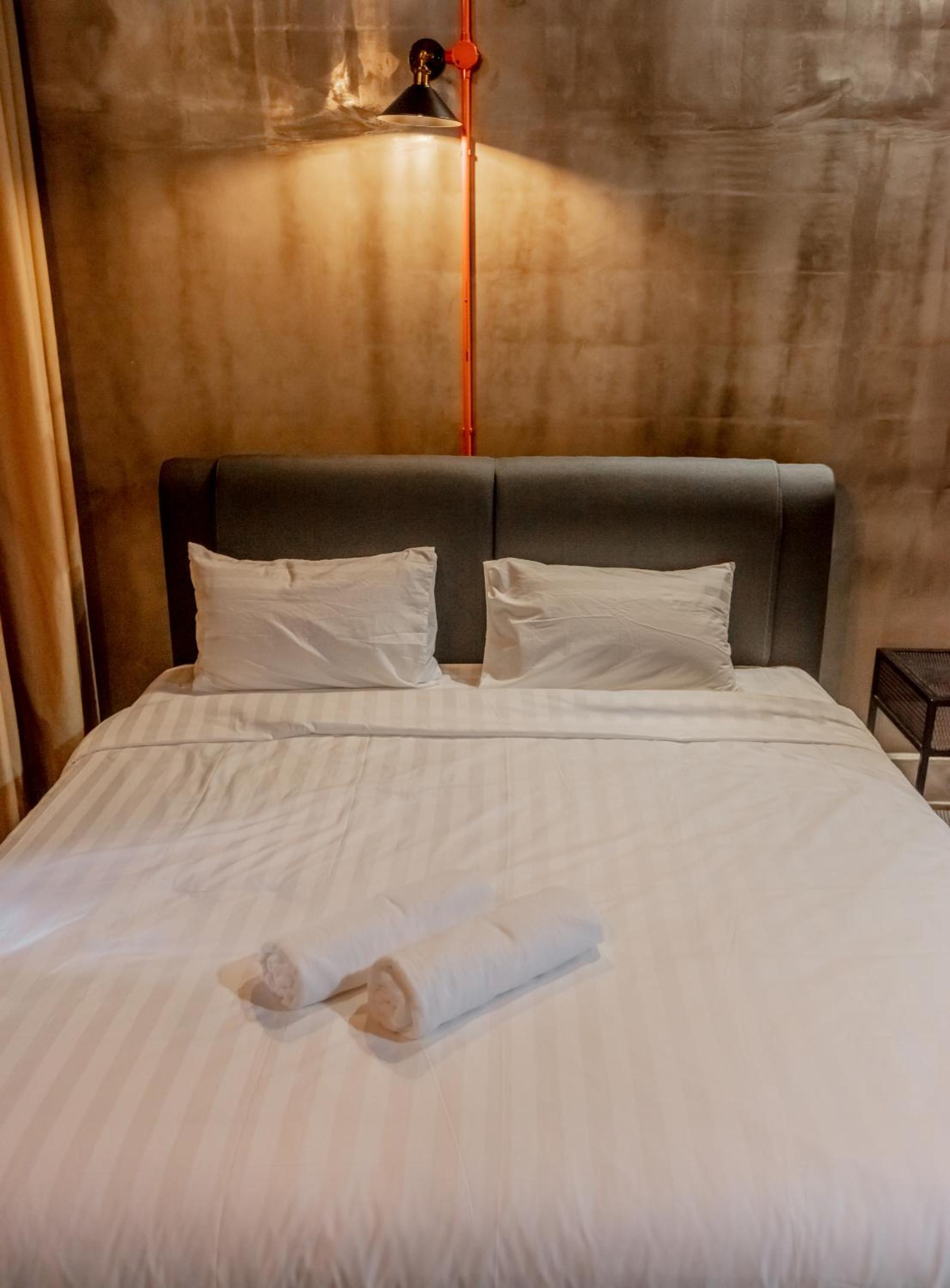 Deluxe King Room - Photo 6