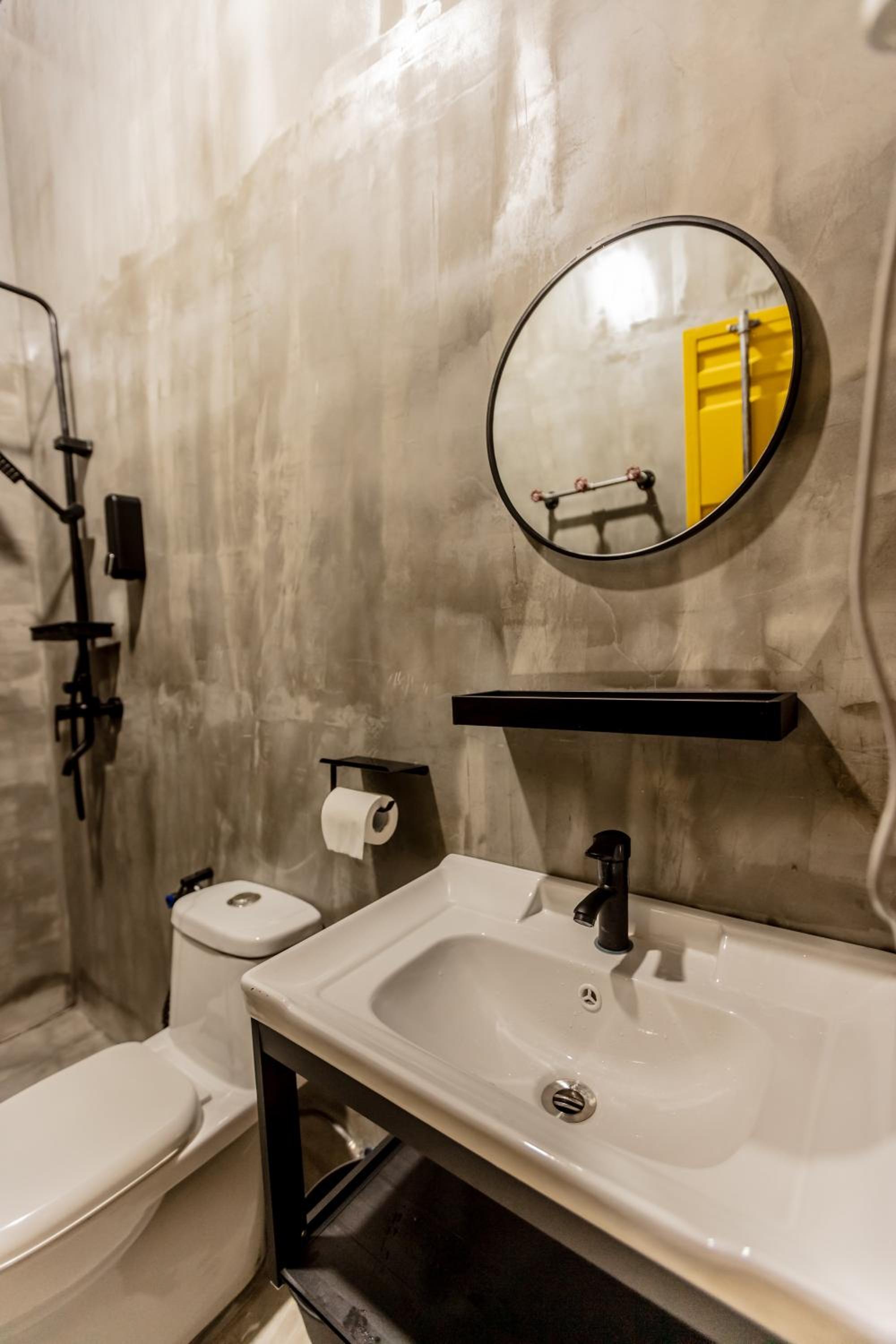 Deluxe King Room - Photo 7