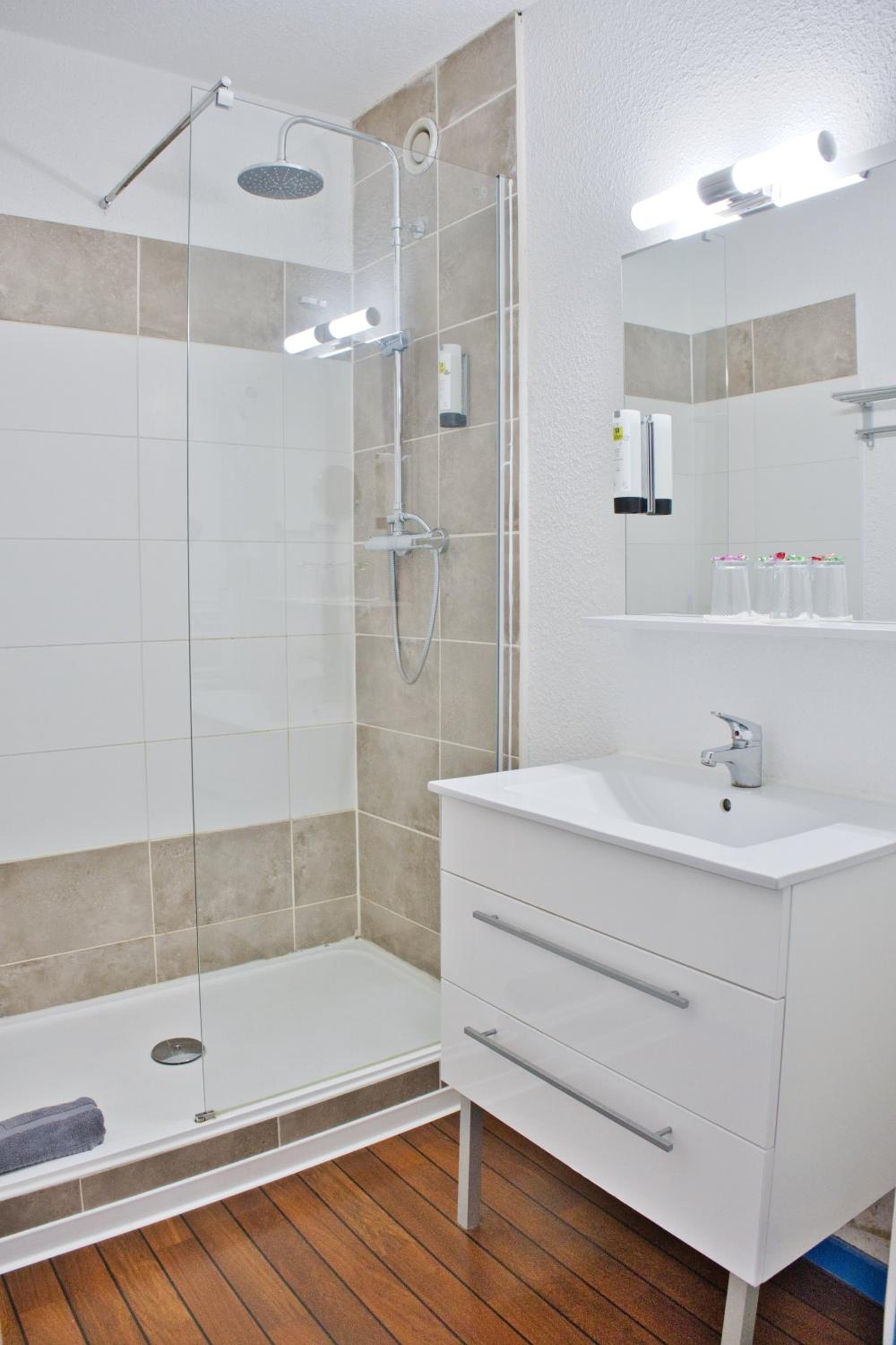 Twin Room with Harbor View - Photo 10