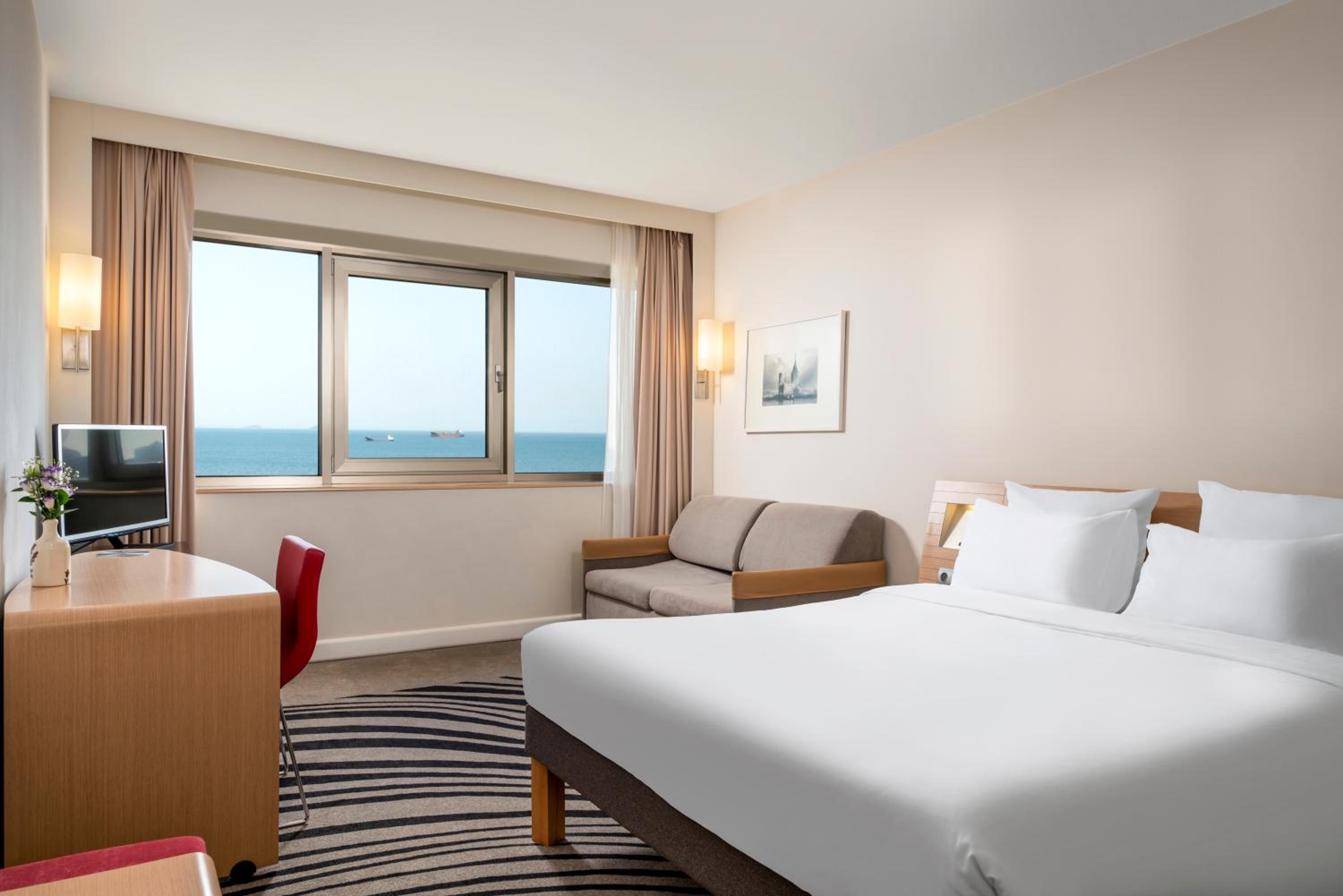 Standard Room With Queen Size Bed And Sofa photo 3