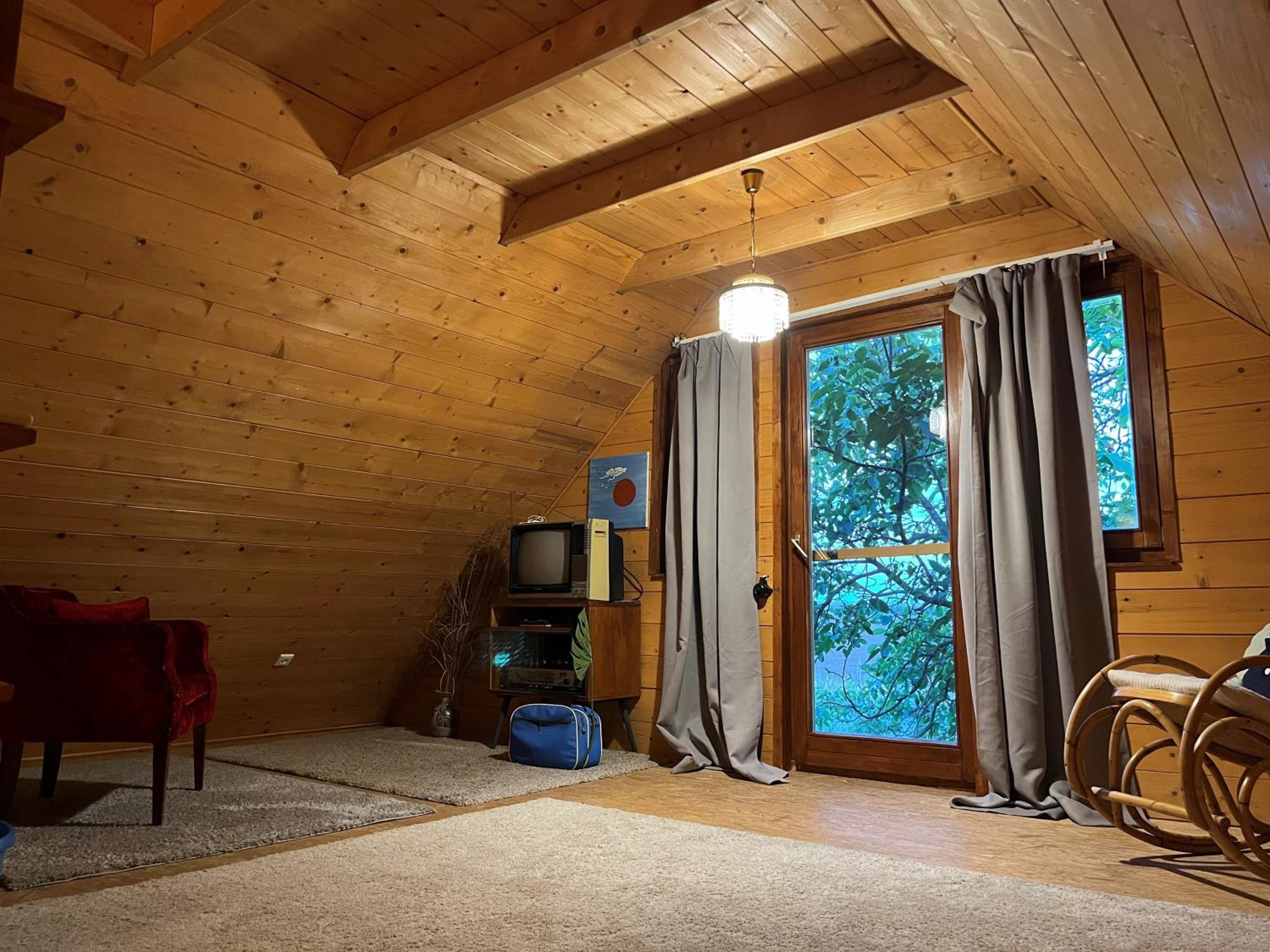 One-Bedroom House - Photo 38