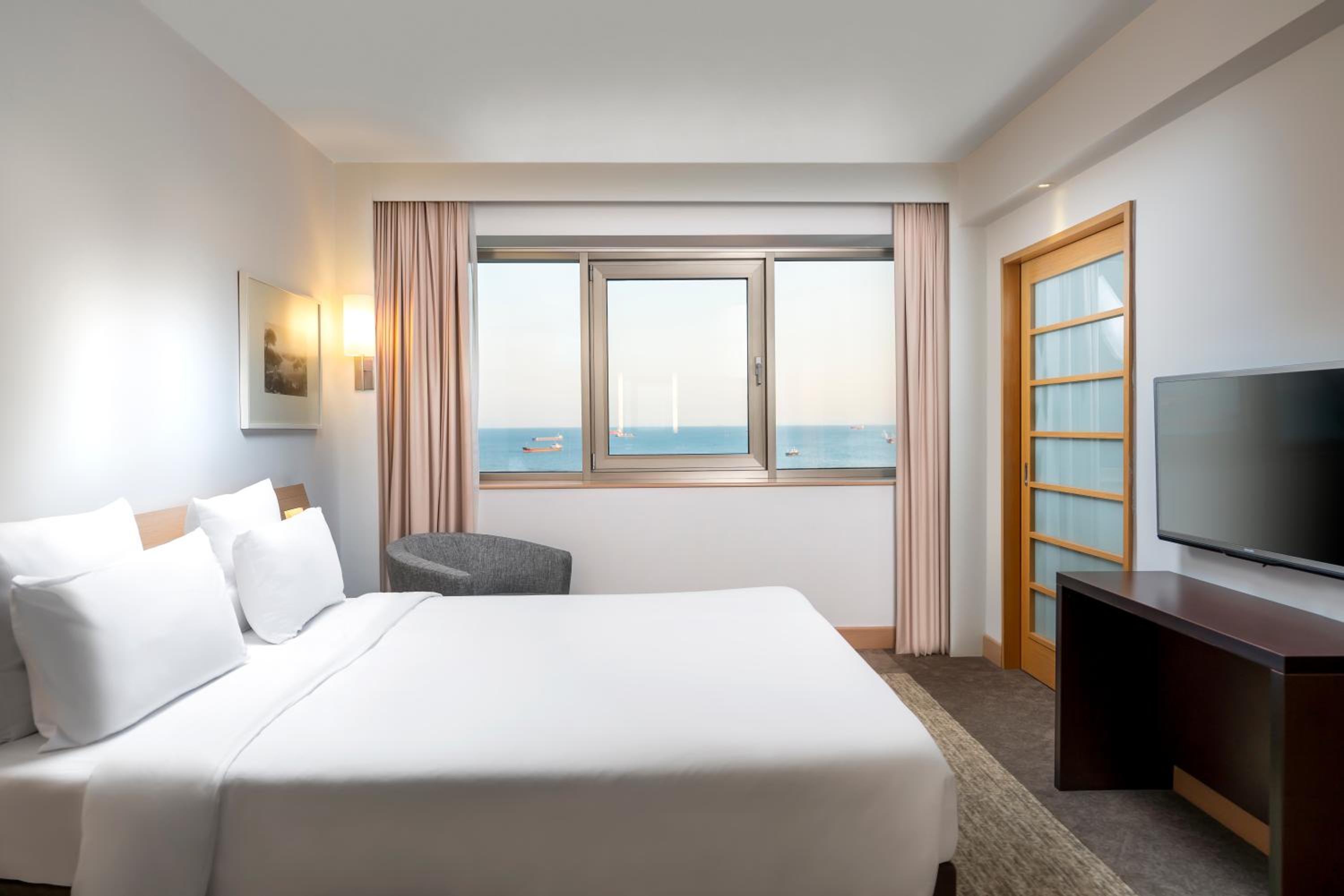 Queen Suite with Sofa and Sea View photo 2
