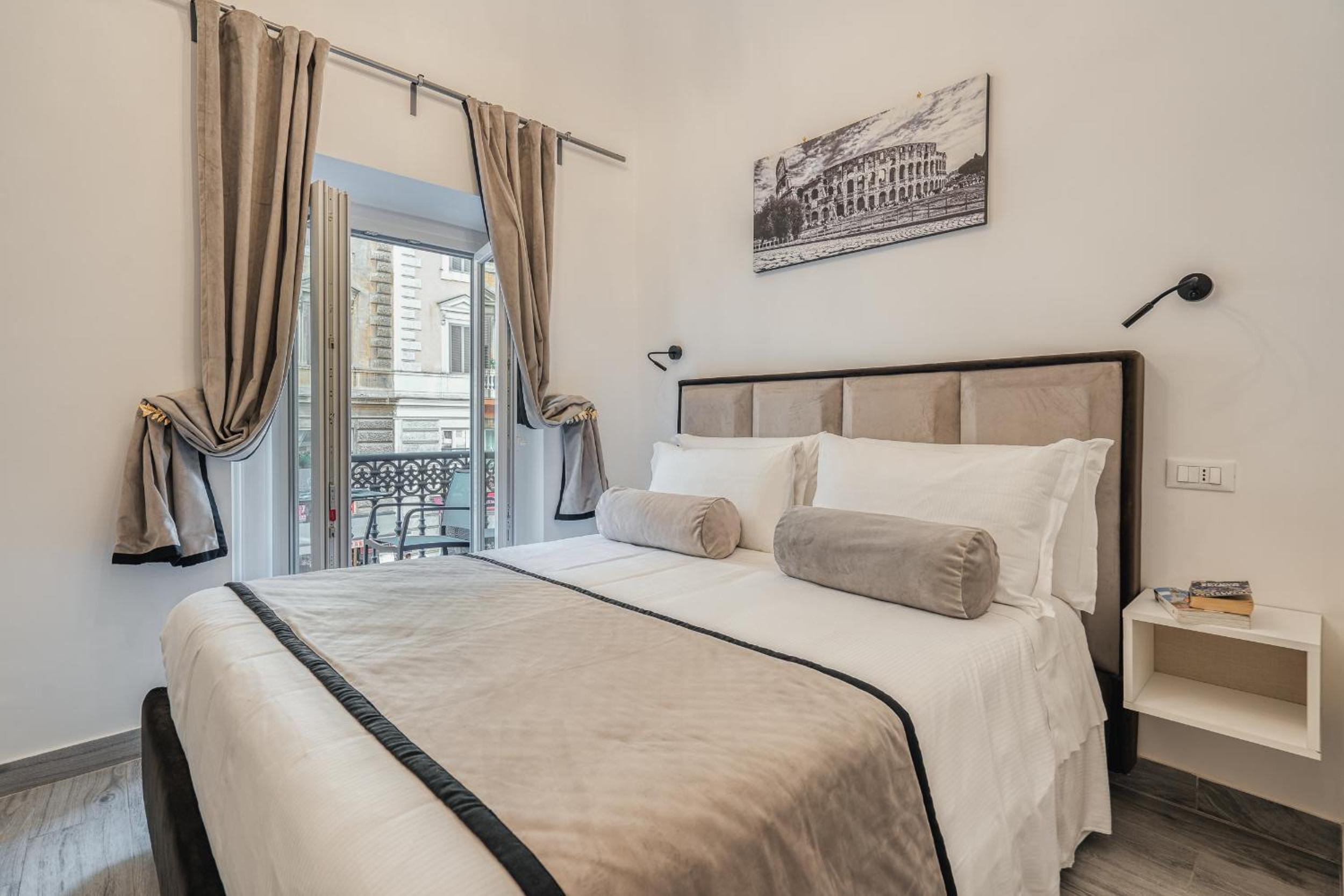 Deluxe Double Room with Balcony photo 3