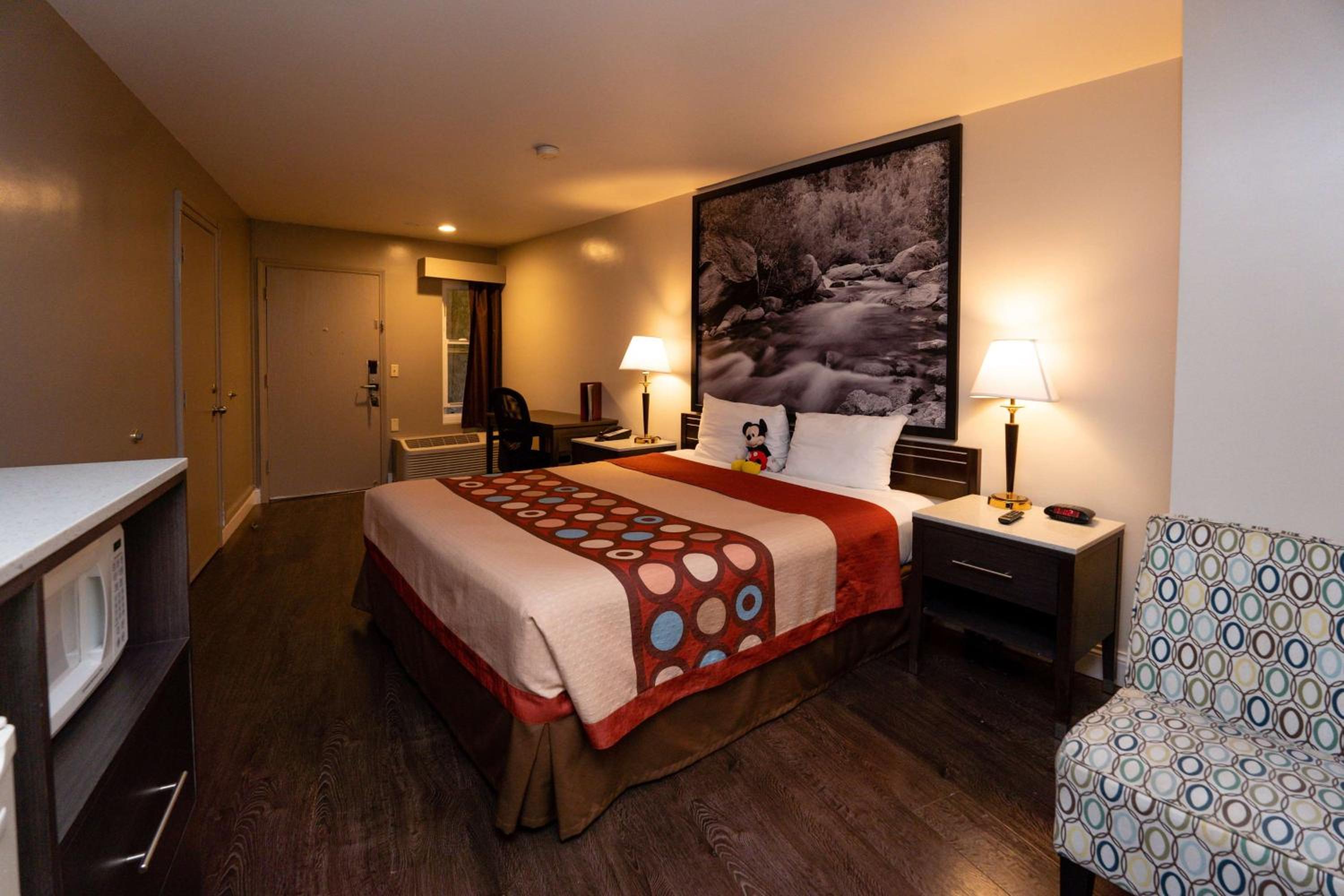 King Room - Non-Smoking - Photo 2