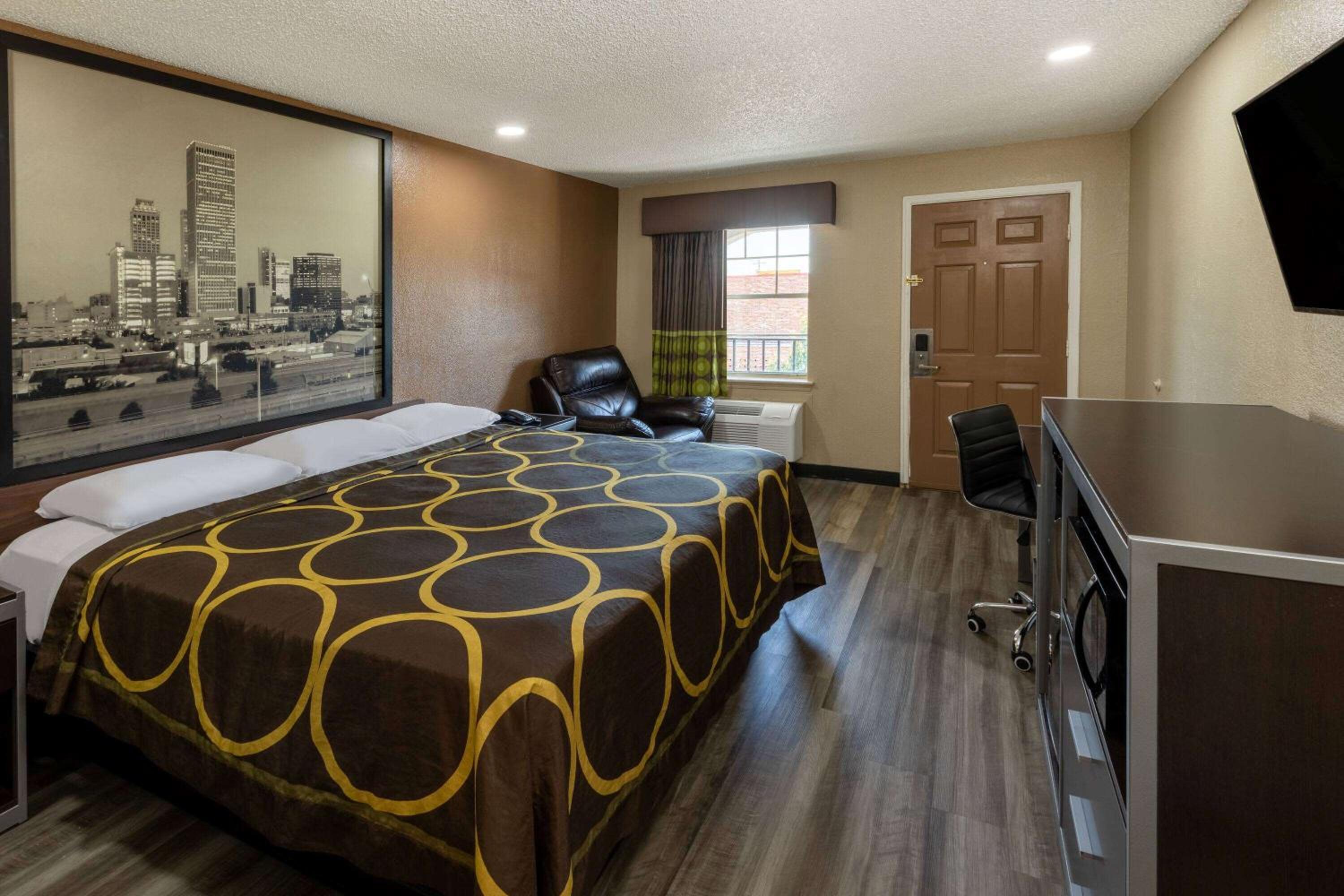 King Room - Non-Smoking - Photo 1