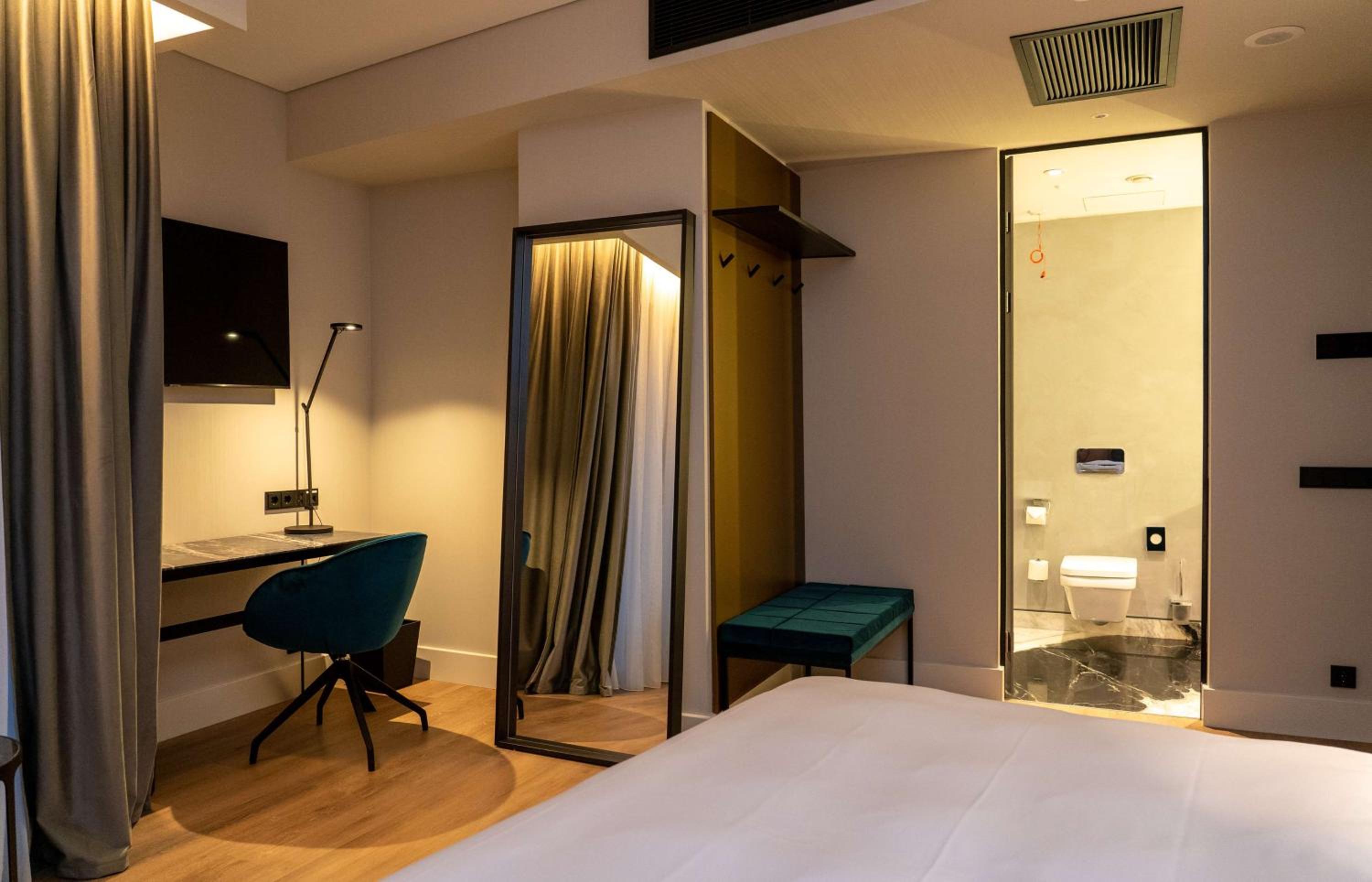 Premium Room with Balcony and City View - Photo 2