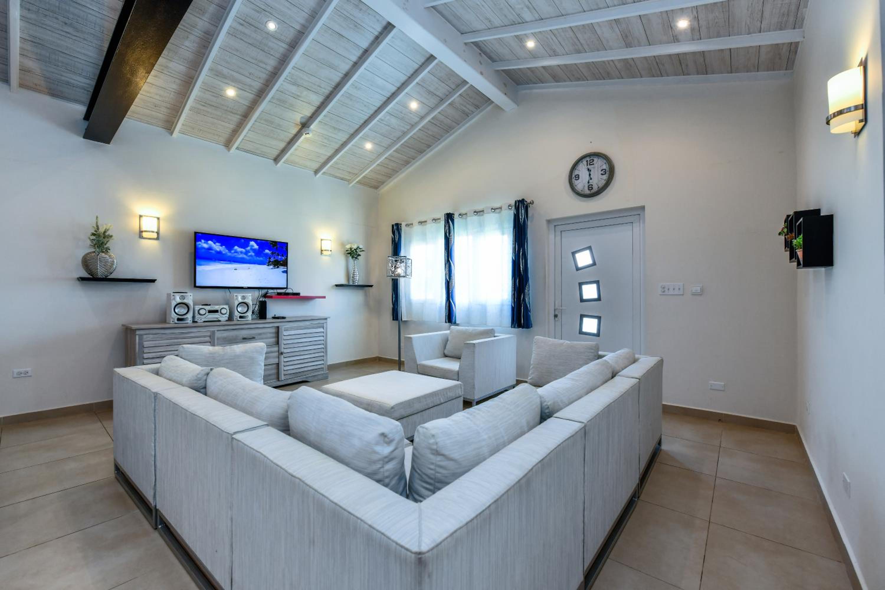 Pool side Villa 2 with Private Garden Hot Tub XXL