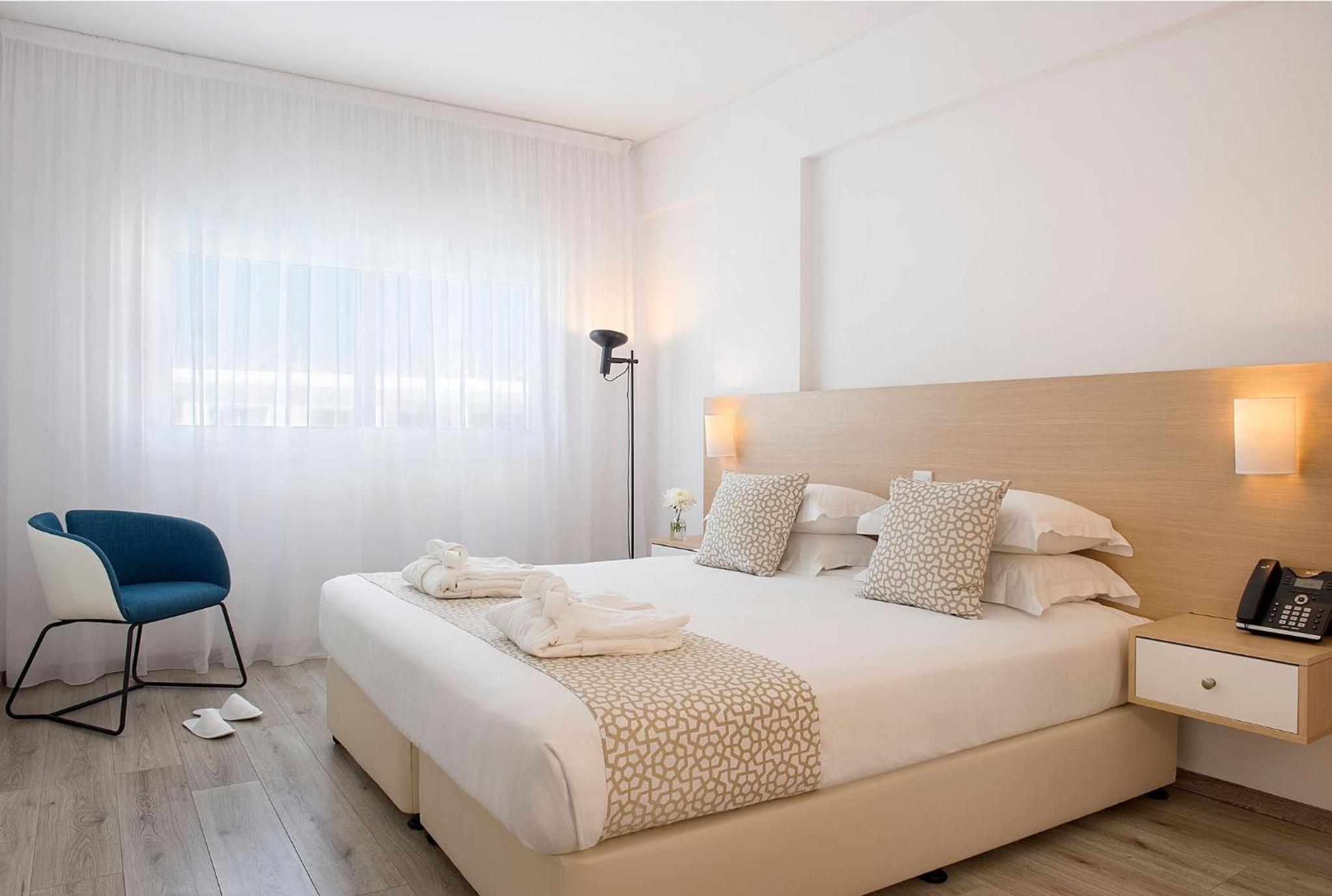 Two-Bedroom Suite with Pool View photo 2