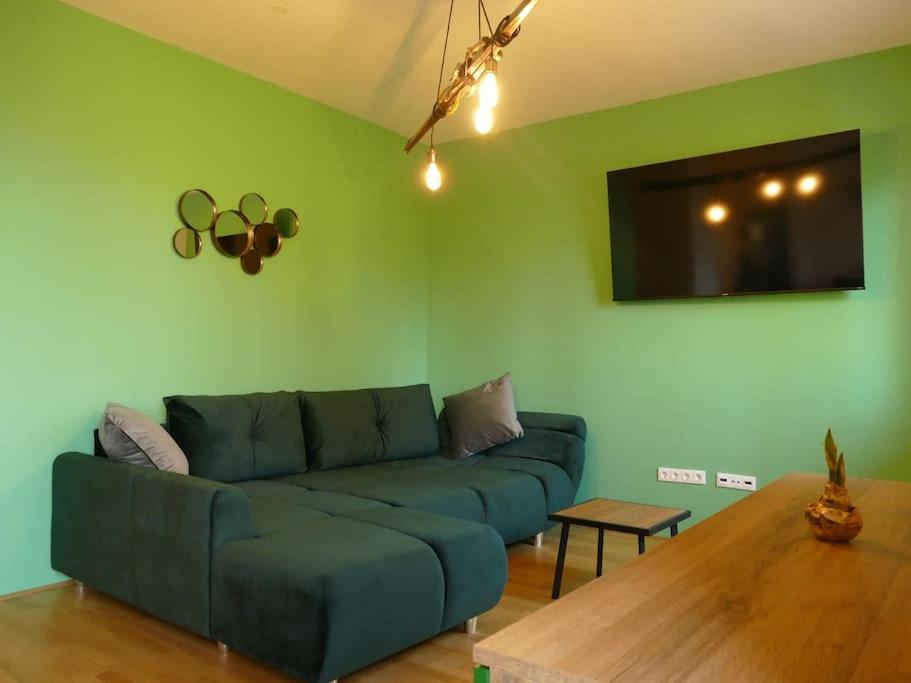 One-Bedroom Apartment photo 1