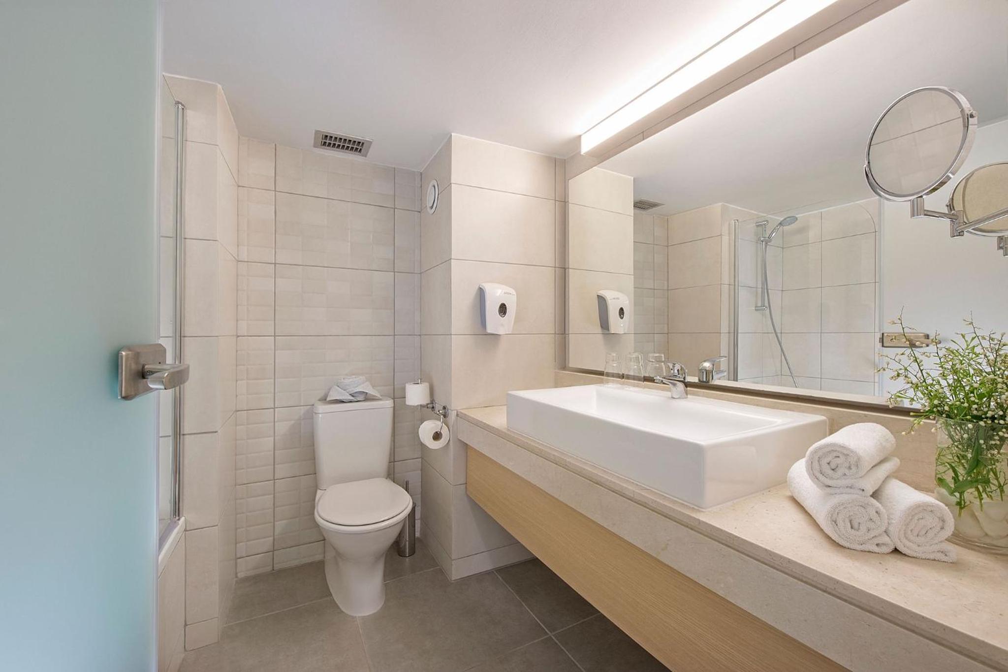 Two-Bedroom Suite with Pool View photo 3